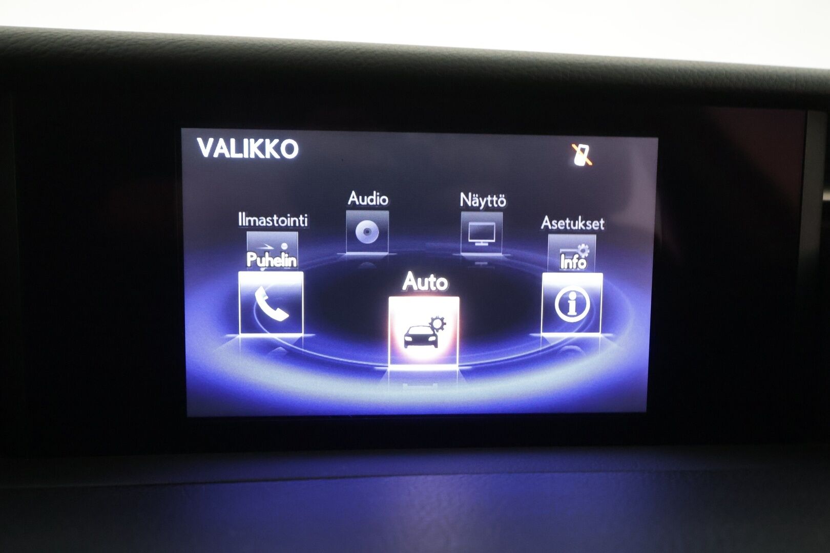 Lexus IS 2015 300h Comfort * Vakkari / Lohkolämmitin / P.tutkat / Puolinahat / Xenon / Ratinlämmitin * - Kahdet renkaat aluvanteilla / Merkkihuollettu - HULLUT AVAJAISHULINAT KORKOTARJOUS 3,29 %