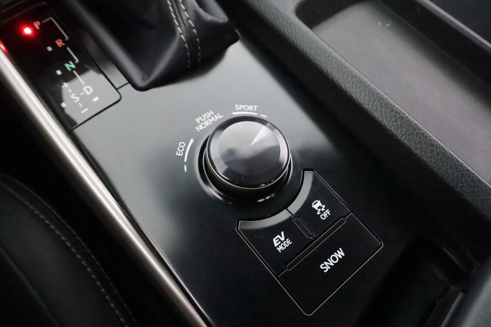 Lexus IS 2015 300h Comfort * Vakkari / Lohkolämmitin / P.tutkat / Puolinahat / Xenon / Ratinlämmitin * - Kahdet renkaat aluvanteilla / Merkkihuollettu - HULLUT AVAJAISHULINAT KORKOTARJOUS 3,29 %