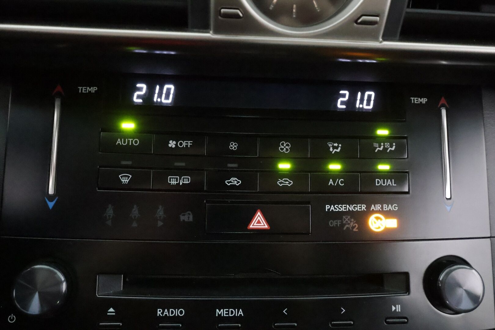 Lexus IS 2015 300h Comfort * Vakkari / Lohkolämmitin / P.tutkat / Puolinahat / Xenon / Ratinlämmitin * - Kahdet renkaat aluvanteilla / Merkkihuollettu - HULLUT AVAJAISHULINAT KORKOTARJOUS 3,29 %