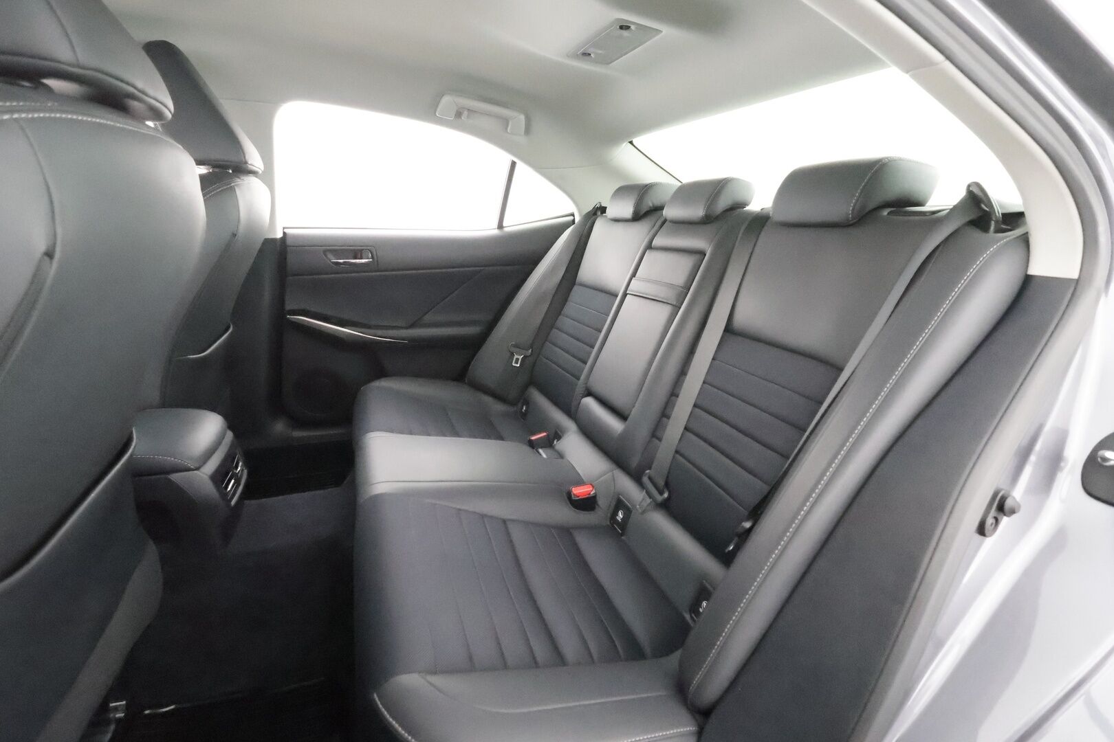 Lexus IS 2015 300h Comfort * Vakkari / Lohkolämmitin / P.tutkat / Puolinahat / Xenon / Ratinlämmitin * - Kahdet renkaat aluvanteilla / Merkkihuollettu - HULLUT AVAJAISHULINAT KORKOTARJOUS 3,29 %