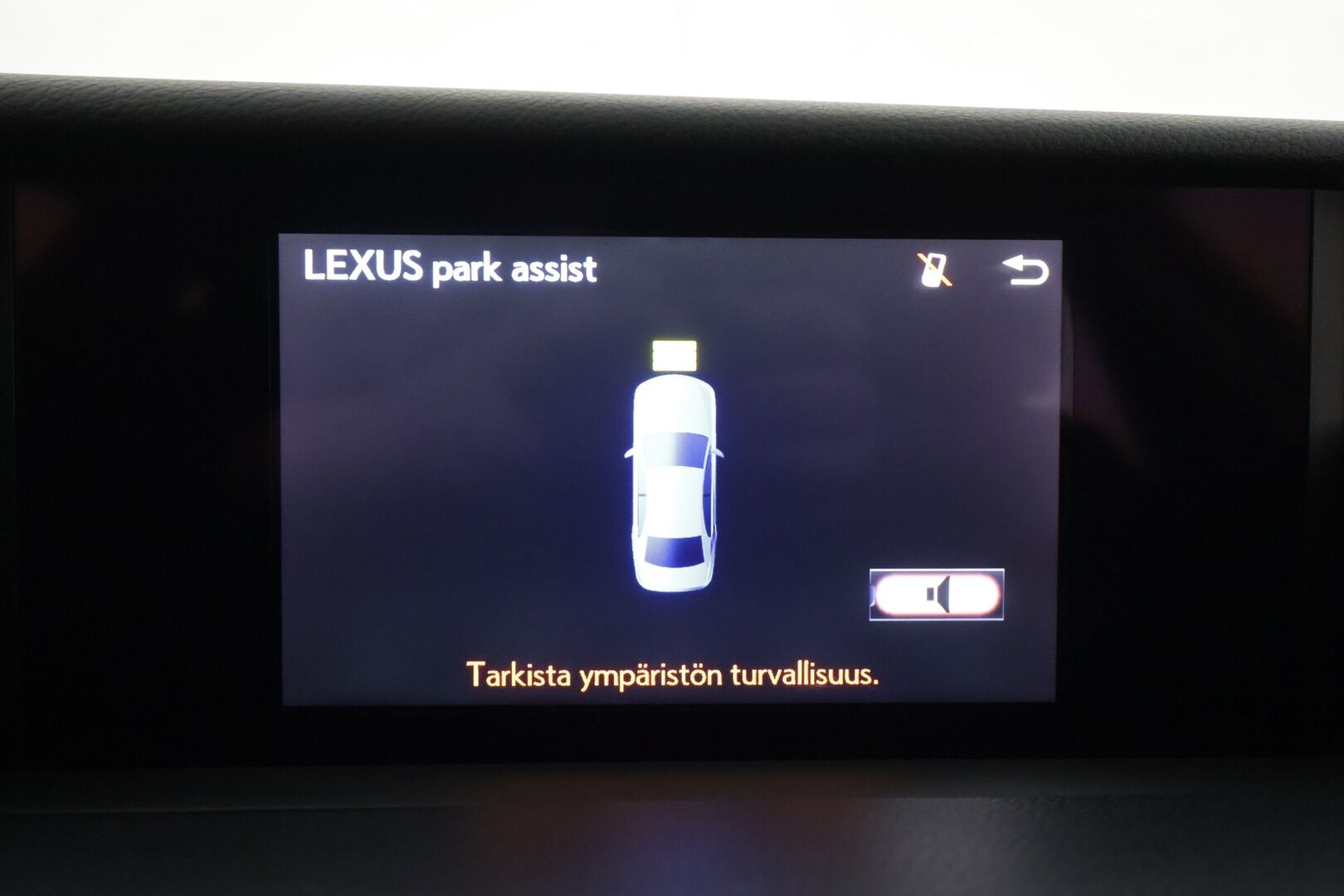 Lexus IS 2015 300h Comfort * Vakkari / Lohkolämmitin / P.tutkat / Puolinahat / Xenon / Ratinlämmitin * - Kahdet renkaat aluvanteilla / Merkkihuollettu - HULLUT AVAJAISHULINAT KORKOTARJOUS 3,29 %