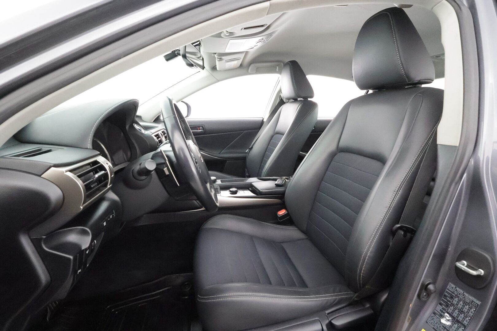 Lexus IS 2015 300h Comfort * Vakkari / Lohkolämmitin / P.tutkat / Puolinahat / Xenon / Ratinlämmitin * - Kahdet renkaat aluvanteilla / Merkkihuollettu - HULLUT AVAJAISHULINAT KORKOTARJOUS 3,29 %