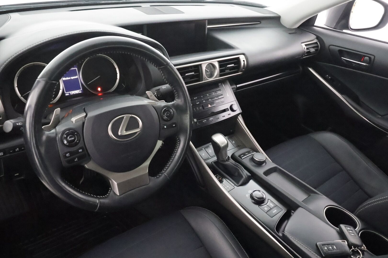 Lexus IS 2015 300h Comfort * Vakkari / Lohkolämmitin / P.tutkat / Puolinahat / Xenon / Ratinlämmitin * - Kahdet renkaat aluvanteilla / Merkkihuollettu - HULLUT AVAJAISHULINAT KORKOTARJOUS 3,29 %