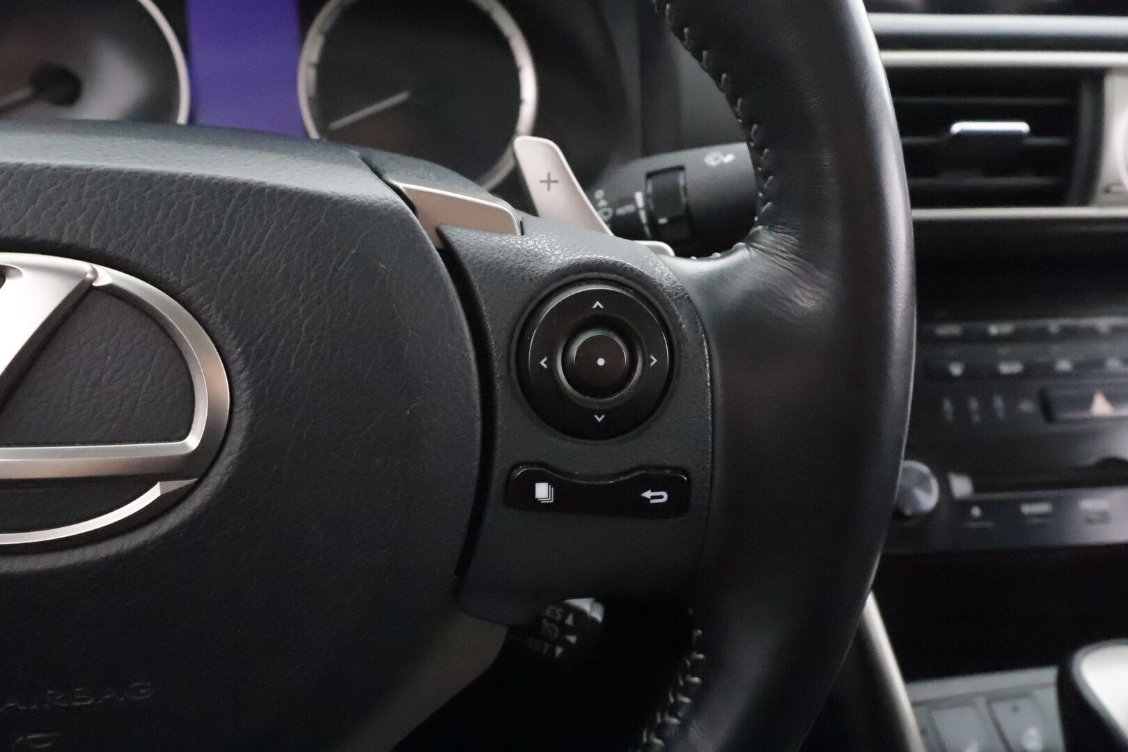 Lexus IS 2015 300h Comfort * Vakkari / Lohkolämmitin / P.tutkat / Puolinahat / Xenon / Ratinlämmitin * - Kahdet renkaat aluvanteilla / Merkkihuollettu - HULLUT AVAJAISHULINAT KORKOTARJOUS 3,29 %