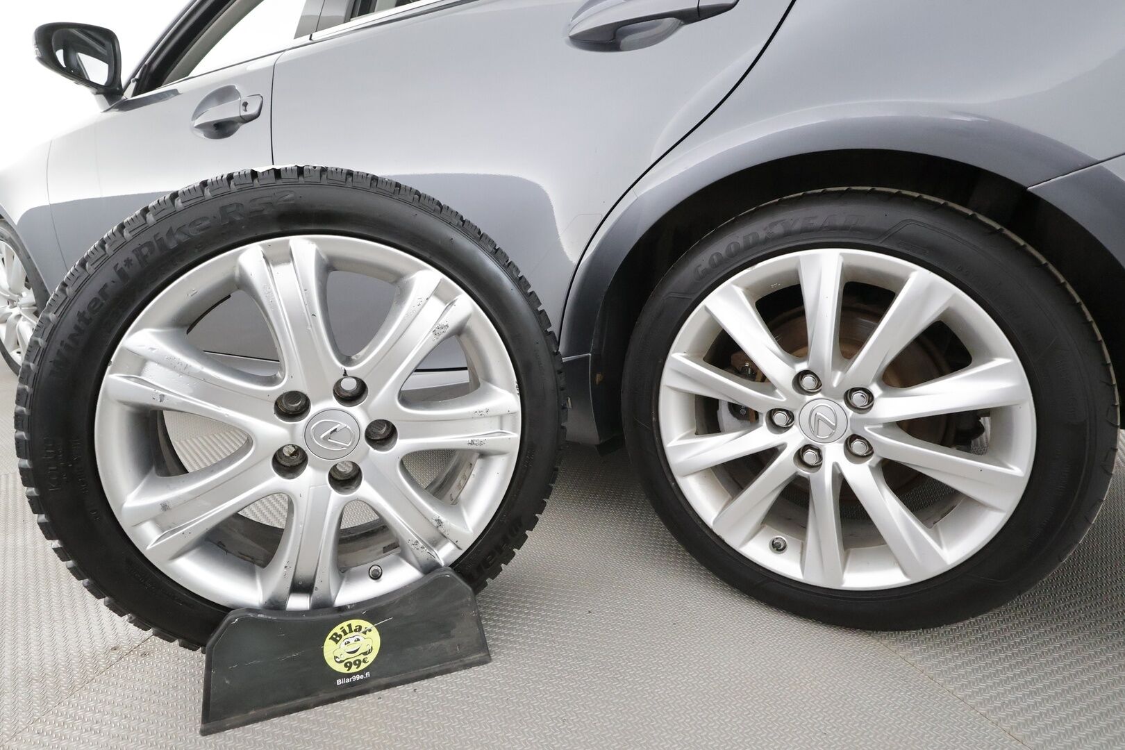 Lexus IS 2015 300h Comfort * Vakkari / Lohkolämmitin / P.tutkat / Puolinahat / Xenon / Ratinlämmitin * - Kahdet renkaat aluvanteilla / Merkkihuollettu - HULLUT AVAJAISHULINAT KORKOTARJOUS 3,29 %