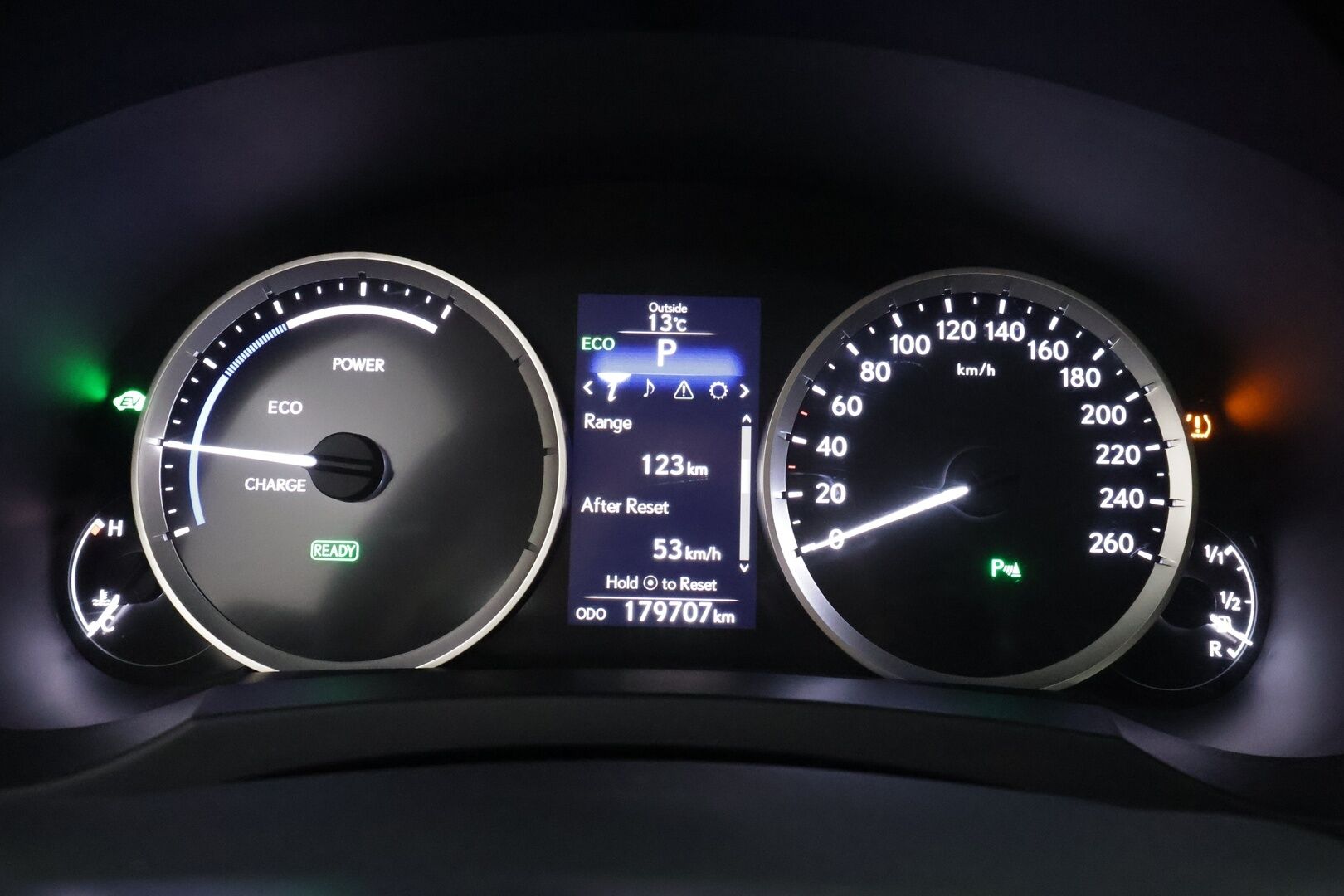 Lexus IS 2015 300h Comfort * Vakkari / Lohkolämmitin / P.tutkat / Puolinahat / Xenon / Ratinlämmitin * - Kahdet renkaat aluvanteilla / Merkkihuollettu - HULLUT AVAJAISHULINAT KORKOTARJOUS 3,29 %