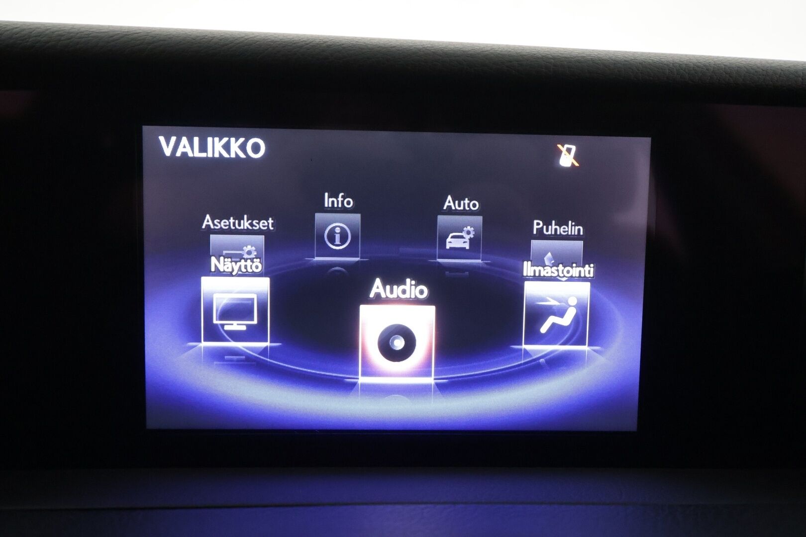 Lexus IS 2015 300h Comfort * Vakkari / Lohkolämmitin / P.tutkat / Puolinahat / Xenon / Ratinlämmitin * - Kahdet renkaat aluvanteilla / Merkkihuollettu - HULLUT AVAJAISHULINAT KORKOTARJOUS 3,29 %