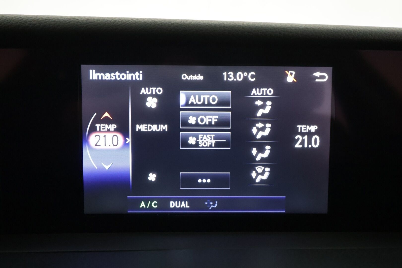 Lexus IS 2015 300h Comfort * Vakkari / Lohkolämmitin / P.tutkat / Puolinahat / Xenon / Ratinlämmitin * - Kahdet renkaat aluvanteilla / Merkkihuollettu - HULLUT AVAJAISHULINAT KORKOTARJOUS 3,29 %