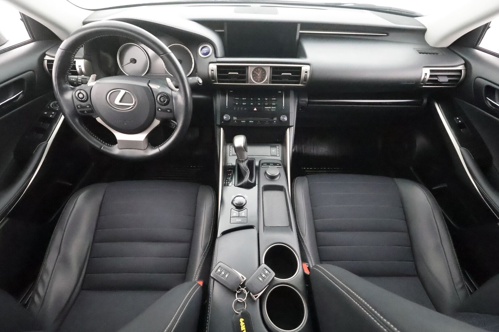 Lexus IS 2015 300h Comfort * Vakkari / Lohkolämmitin / P.tutkat / Puolinahat / Xenon / Ratinlämmitin * - Kahdet renkaat aluvanteilla / Merkkihuollettu - HULLUT AVAJAISHULINAT KORKOTARJOUS 3,29 %