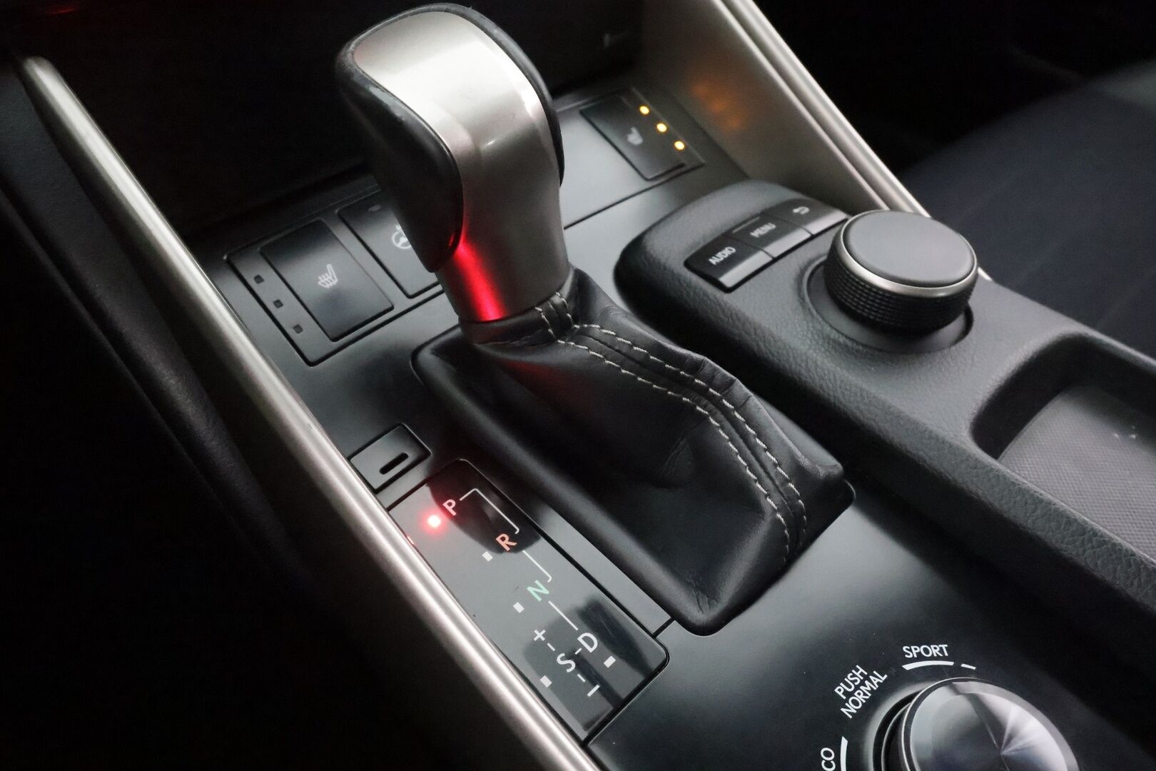 Lexus IS 2015 300h Comfort * Vakkari / Lohkolämmitin / P.tutkat / Puolinahat / Xenon / Ratinlämmitin * - Kahdet renkaat aluvanteilla / Merkkihuollettu - HULLUT AVAJAISHULINAT KORKOTARJOUS 3,29 %