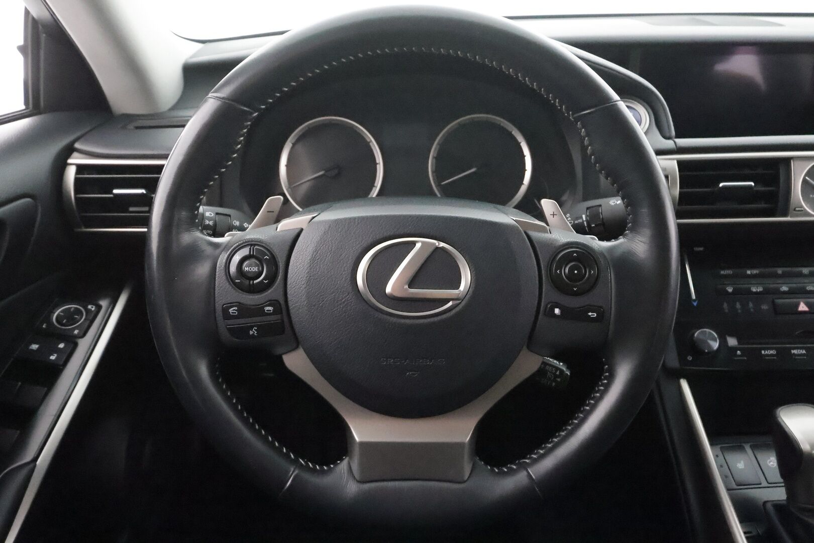 Lexus IS 2015 300h Comfort * Vakkari / Lohkolämmitin / P.tutkat / Puolinahat / Xenon / Ratinlämmitin * - Kahdet renkaat aluvanteilla / Merkkihuollettu - HULLUT AVAJAISHULINAT KORKOTARJOUS 3,29 %