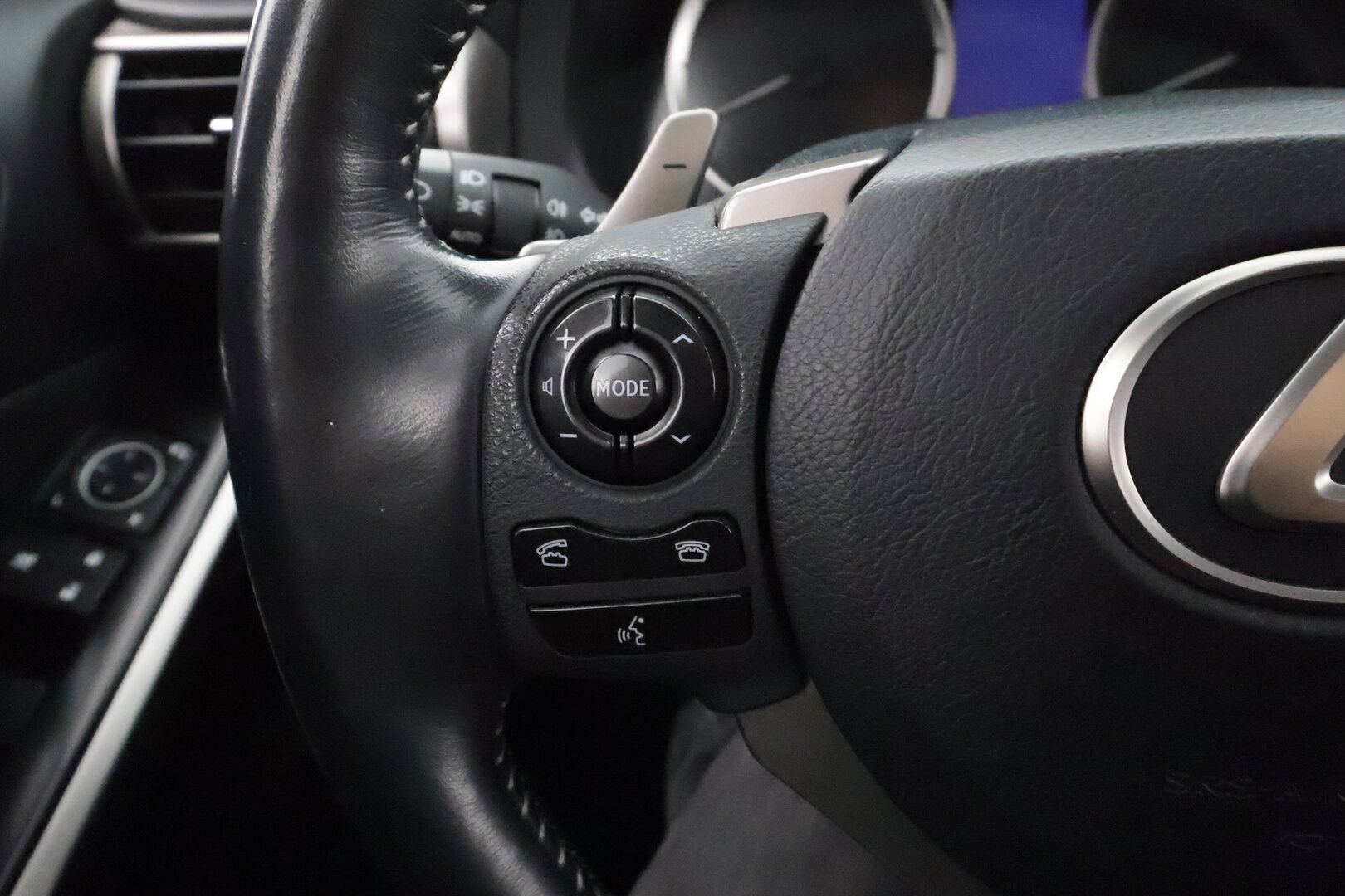 Lexus IS 2015 300h Comfort * Vakkari / Lohkolämmitin / P.tutkat / Puolinahat / Xenon / Ratinlämmitin * - Kahdet renkaat aluvanteilla / Merkkihuollettu - HULLUT AVAJAISHULINAT KORKOTARJOUS 3,29 %