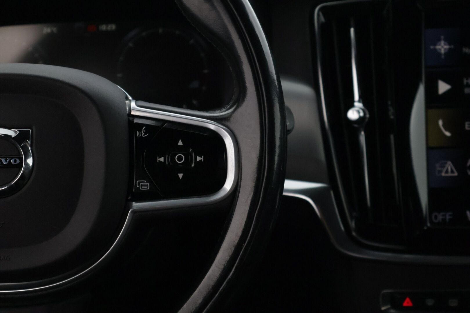 Volvo V90 2018 D4 AWD Business Inscription aut * Nahat muistilla / HUD / VOC / Pilot Assist / Adap. vakkari / Vetokoukku / Peruutuskamera / BLIS * - * Huippuvarusteilla / Webasto ja lohkolämmitin / Ei ADBLUE! / 2x renkaat ja vanteet *