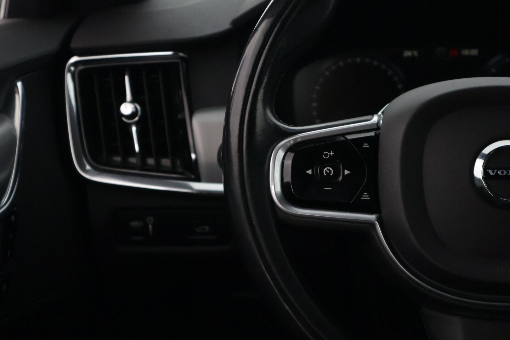 Volvo V90 2018 D4 AWD Business Inscription aut * Nahat muistilla / HUD / VOC / Pilot Assist / Adap. vakkari / Vetokoukku / Peruutuskamera / BLIS * - * Huippuvarusteilla / Webasto ja lohkolämmitin / Ei ADBLUE! / 2x renkaat ja vanteet *