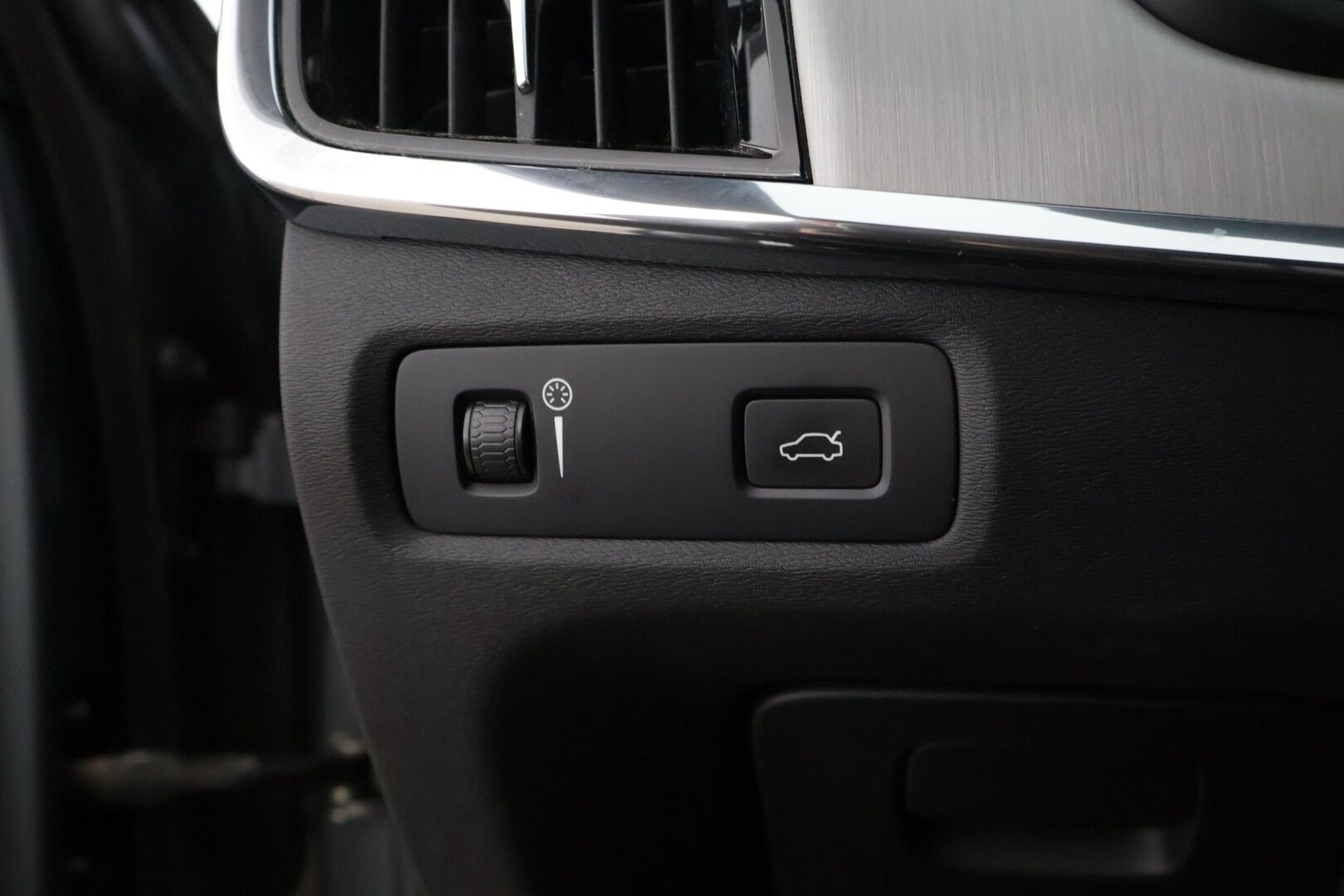 Volvo V90 2018 D4 AWD Business Inscription aut * Nahat muistilla / HUD / VOC / Pilot Assist / Adap. vakkari / Vetokoukku / Peruutuskamera / BLIS * - * Huippuvarusteilla / Webasto ja lohkolämmitin / Ei ADBLUE! / 2x renkaat ja vanteet *