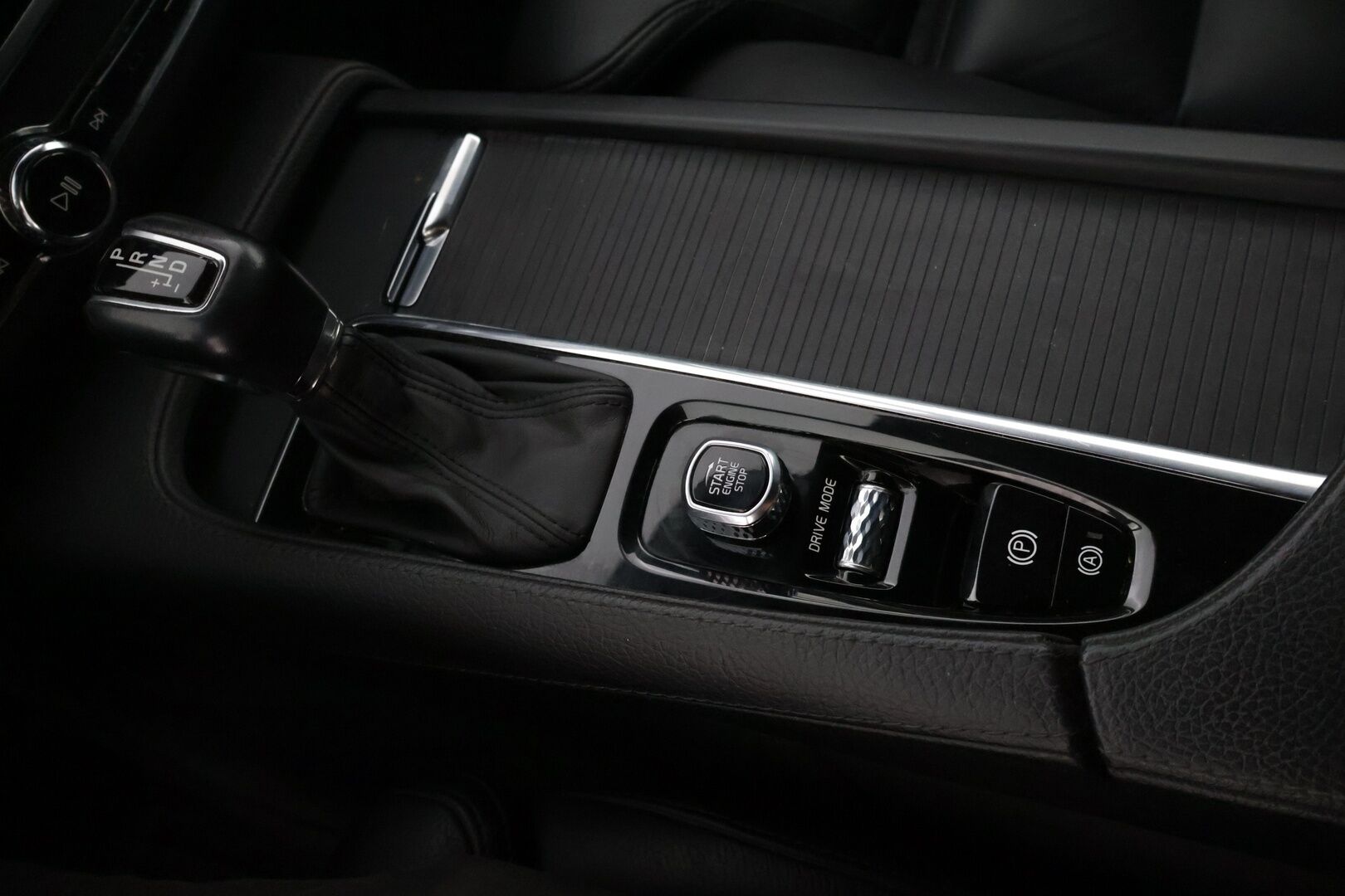 Volvo V90 2018 D4 AWD Business Inscription aut * Nahat muistilla / HUD / VOC / Pilot Assist / Adap. vakkari / Vetokoukku / Peruutuskamera / BLIS * - * Huippuvarusteilla / Webasto ja lohkolämmitin / Ei ADBLUE! / 2x renkaat ja vanteet *