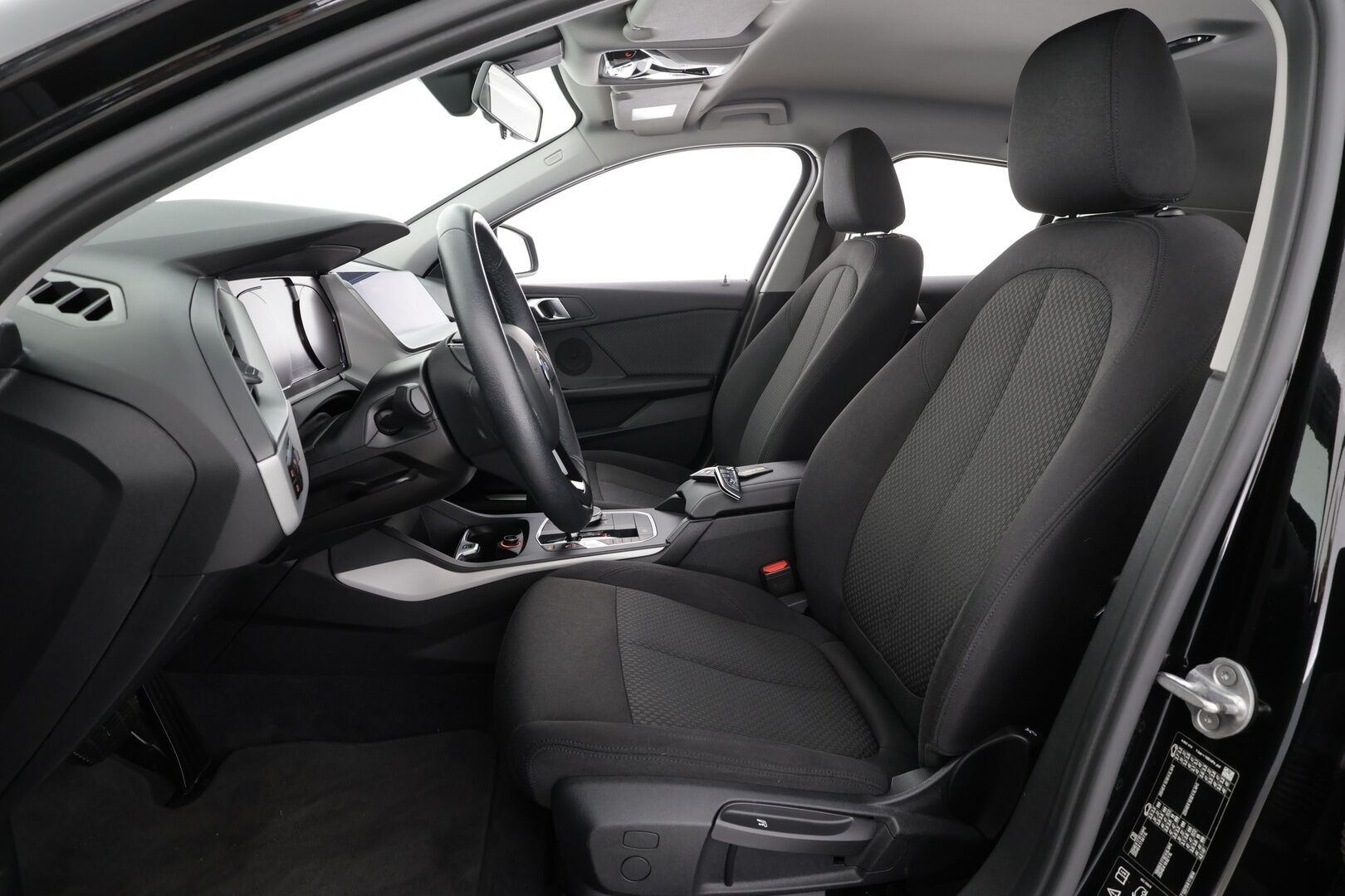 BMW 120 2020 F40 xDrive A Business * 1.Om Suomi-auto / Vakkari / P.tutkat / LED / Digimittaristo * - Kahdet renkaat aluvanteilla / Merkkihuollettu