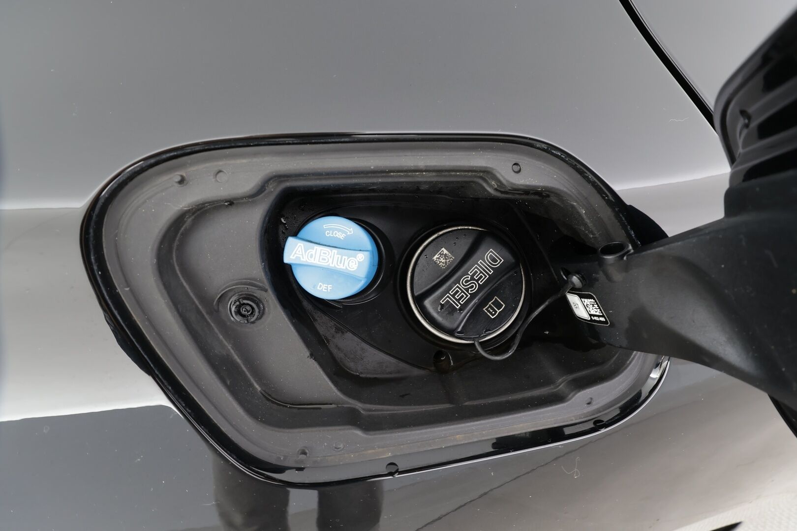 BMW 120 2020 F40 xDrive A Business * 1.Om Suomi-auto / Vakkari / P.tutkat / LED / Digimittaristo * - Kahdet renkaat aluvanteilla / Merkkihuollettu