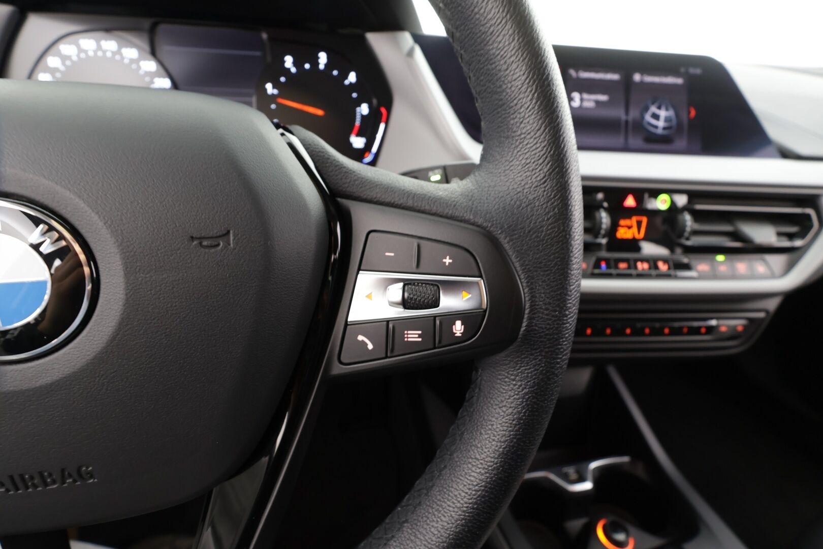 BMW 120 2020 F40 xDrive A Business * 1.Om Suomi-auto / Vakkari / P.tutkat / LED / Digimittaristo * - Kahdet renkaat aluvanteilla / Merkkihuollettu