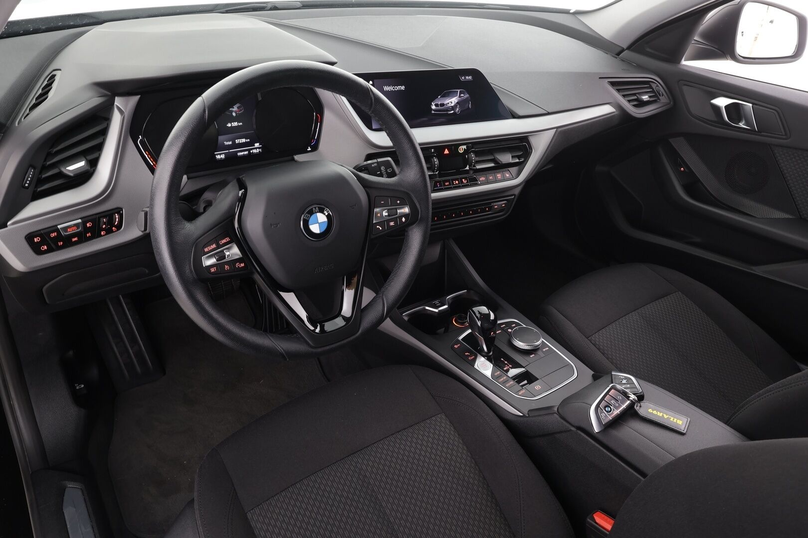 BMW 120 2020 F40 xDrive A Business * 1.Om Suomi-auto / Vakkari / P.tutkat / LED / Digimittaristo * - Kahdet renkaat aluvanteilla / Merkkihuollettu