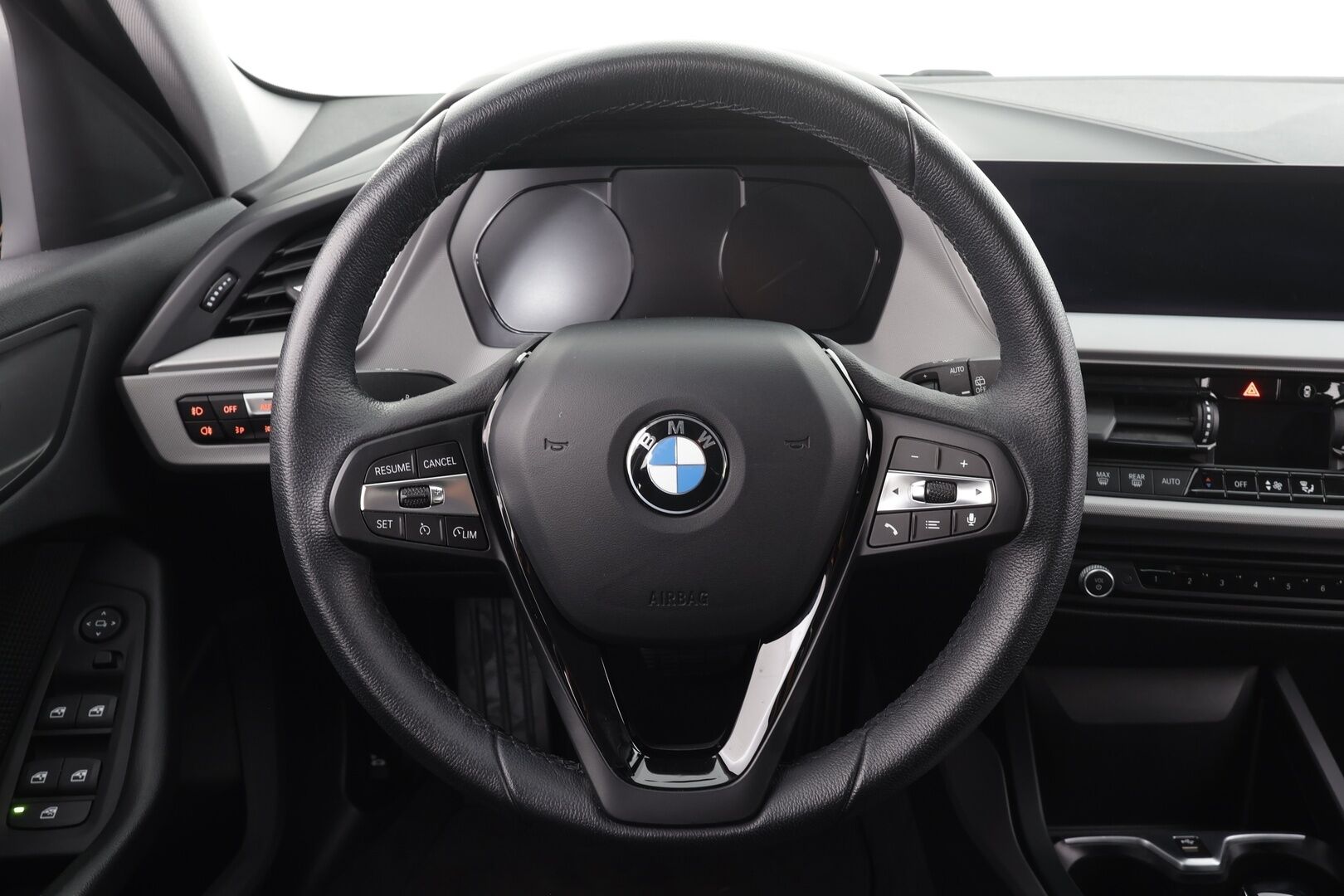 BMW 120 2020 F40 xDrive A Business * 1.Om Suomi-auto / Vakkari / P.tutkat / LED / Digimittaristo * - Kahdet renkaat aluvanteilla / Merkkihuollettu