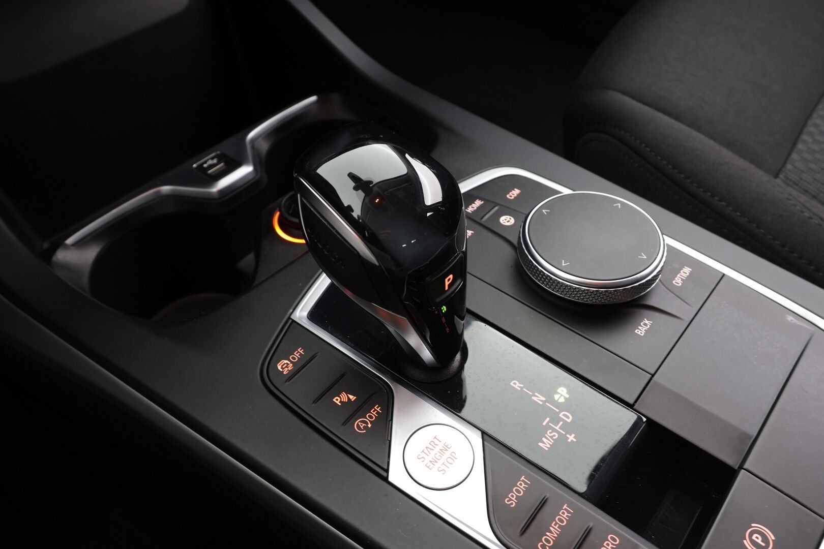 BMW 120 2020 F40 xDrive A Business * 1.Om Suomi-auto / Vakkari / P.tutkat / LED / Digimittaristo * - Kahdet renkaat aluvanteilla / Merkkihuollettu