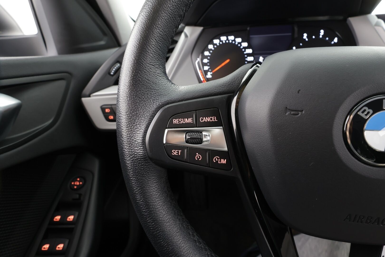 BMW 120 2020 F40 xDrive A Business * 1.Om Suomi-auto / Vakkari / P.tutkat / LED / Digimittaristo * - Kahdet renkaat aluvanteilla / Merkkihuollettu