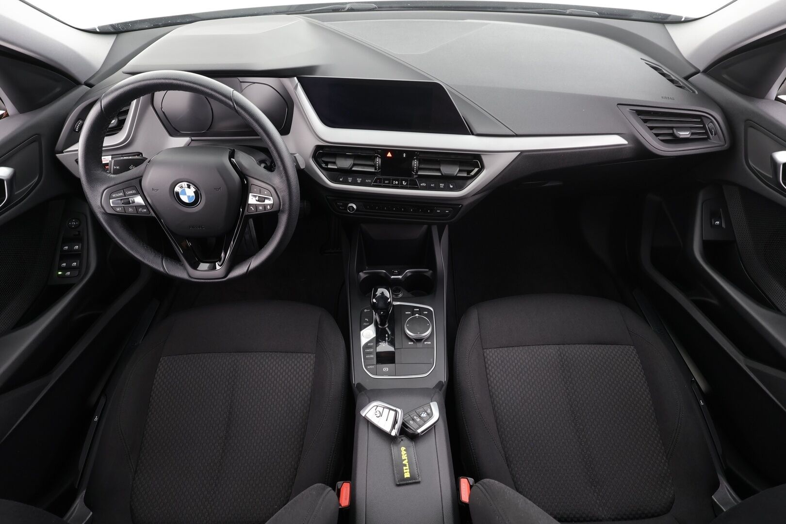 BMW 120 2020 F40 xDrive A Business * 1.Om Suomi-auto / Vakkari / P.tutkat / LED / Digimittaristo * - Kahdet renkaat aluvanteilla / Merkkihuollettu