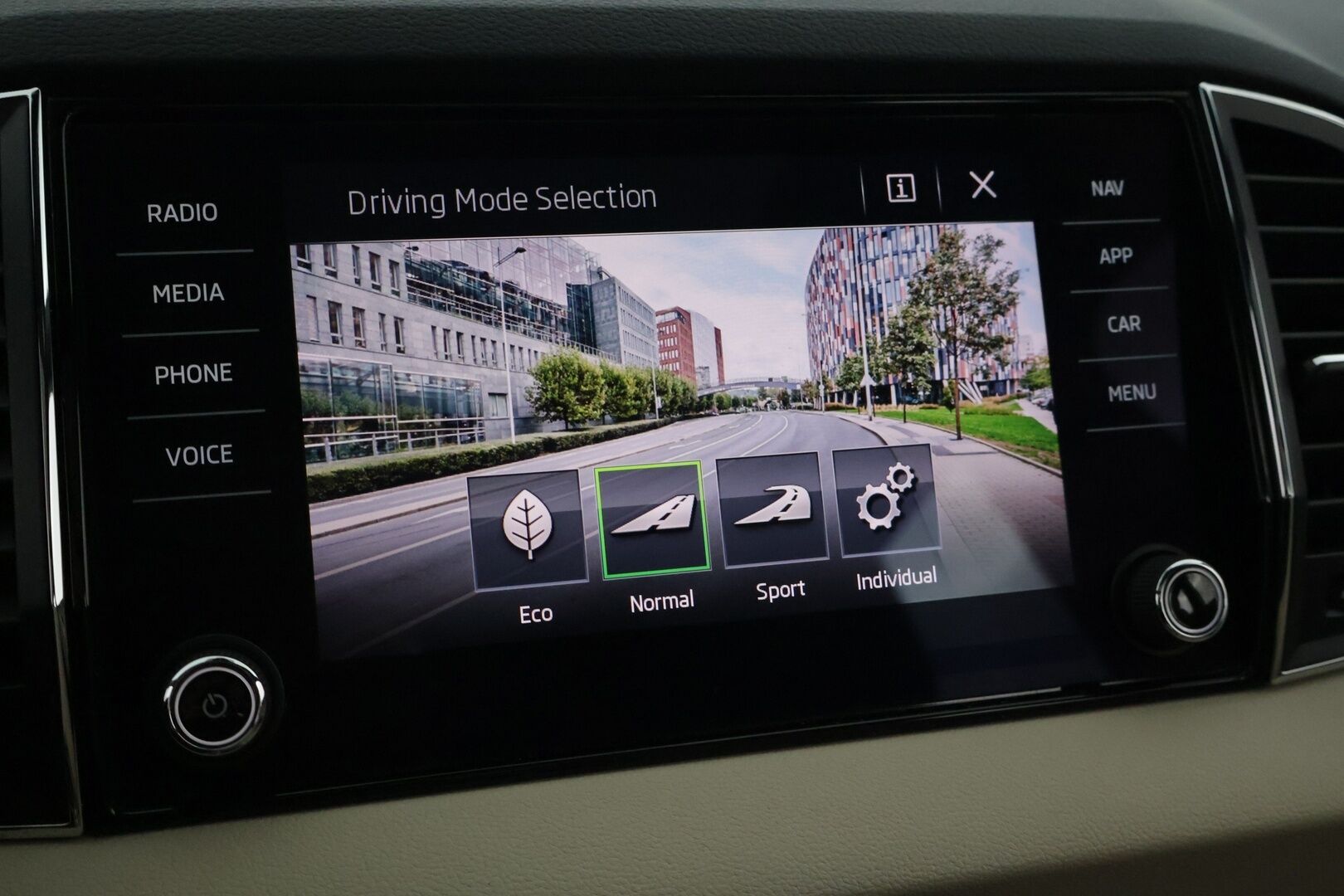 Skoda Karoq 2020 Skoda Karoq 1.5 TSI DSG Exclusive / Webasto / ACC / Koukku / Navi / Panorama / Siisti! - Suomi auto / P-kamera / Tutkat / LEDIT / Nahkasisusta / Smartlink / 2 x hyvät renkaat / Webasto / Nahkasisusta