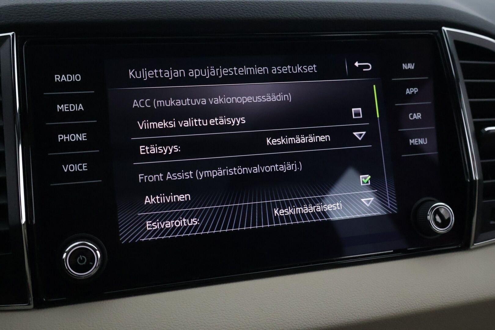 Skoda Karoq 2020 Skoda Karoq 1.5 TSI DSG Exclusive / Webasto / ACC / Koukku / Navi / Panorama / Siisti! - Suomi auto / P-kamera / Tutkat / LEDIT / Nahkasisusta / Smartlink / 2 x hyvät renkaat / Webasto / Nahkasisusta