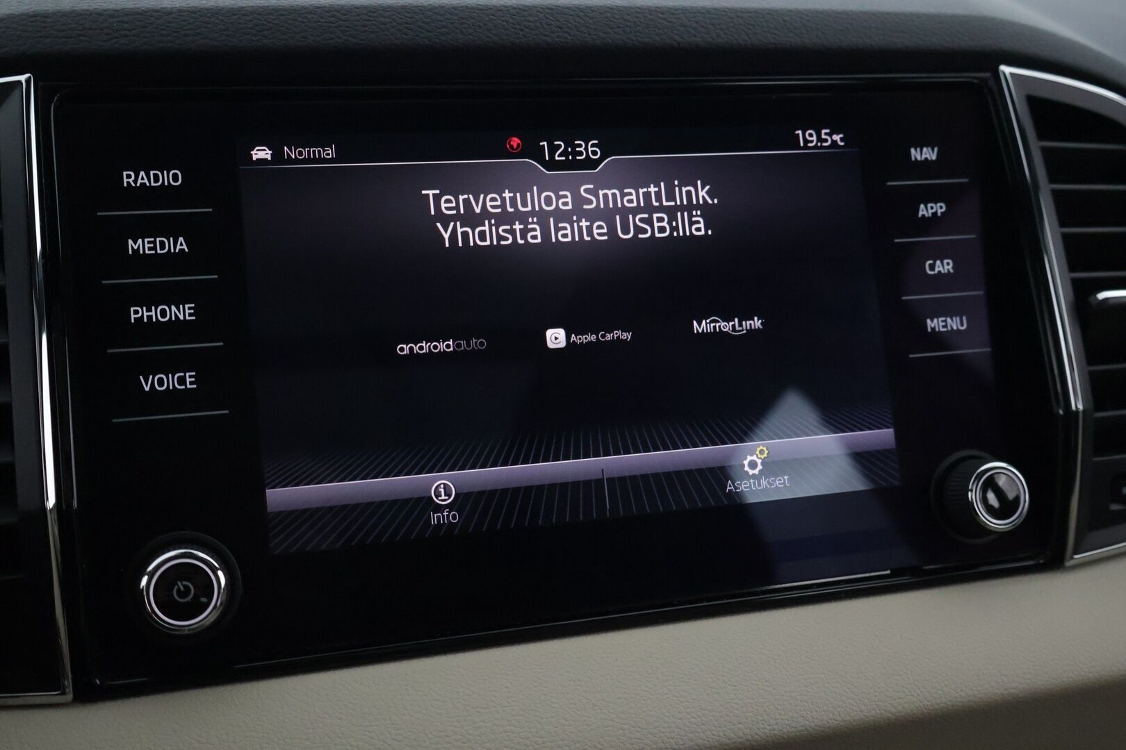 Skoda Karoq 2020 Skoda Karoq 1.5 TSI DSG Exclusive / Webasto / ACC / Koukku / Navi / Panorama / Siisti! - Suomi auto / P-kamera / Tutkat / LEDIT / Nahkasisusta / Smartlink / 2 x hyvät renkaat / Webasto / Nahkasisusta