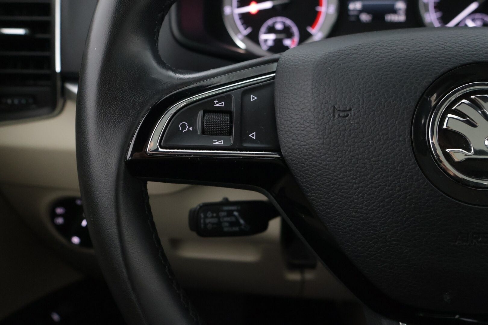 Skoda Karoq 2020 Skoda Karoq 1.5 TSI DSG Exclusive / Webasto / ACC / Koukku / Navi / Panorama / Siisti! - Suomi auto / P-kamera / Tutkat / LEDIT / Nahkasisusta / Smartlink / 2 x hyvät renkaat / Webasto / Nahkasisusta