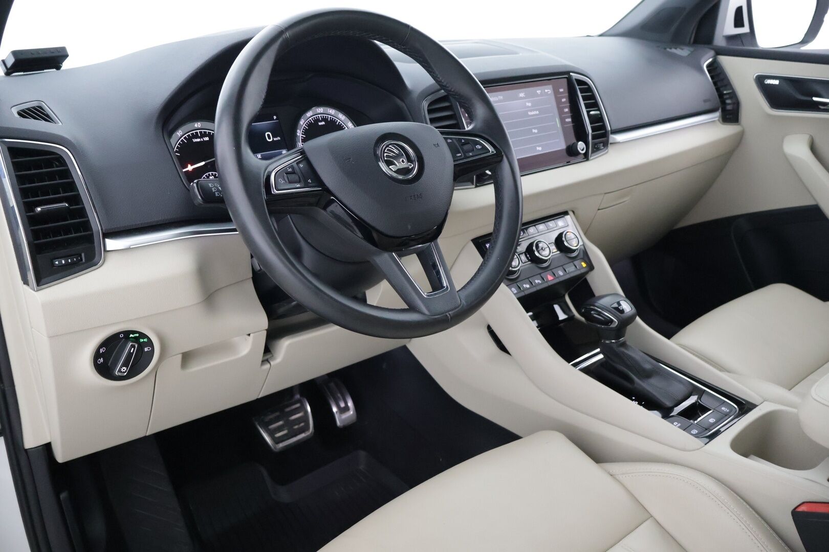 Skoda Karoq 2020 Skoda Karoq 1.5 TSI DSG Exclusive / Webasto / ACC / Koukku / Navi / Panorama / Siisti! - Suomi auto / P-kamera / Tutkat / LEDIT / Nahkasisusta / Smartlink / 2 x hyvät renkaat / Webasto / Nahkasisusta