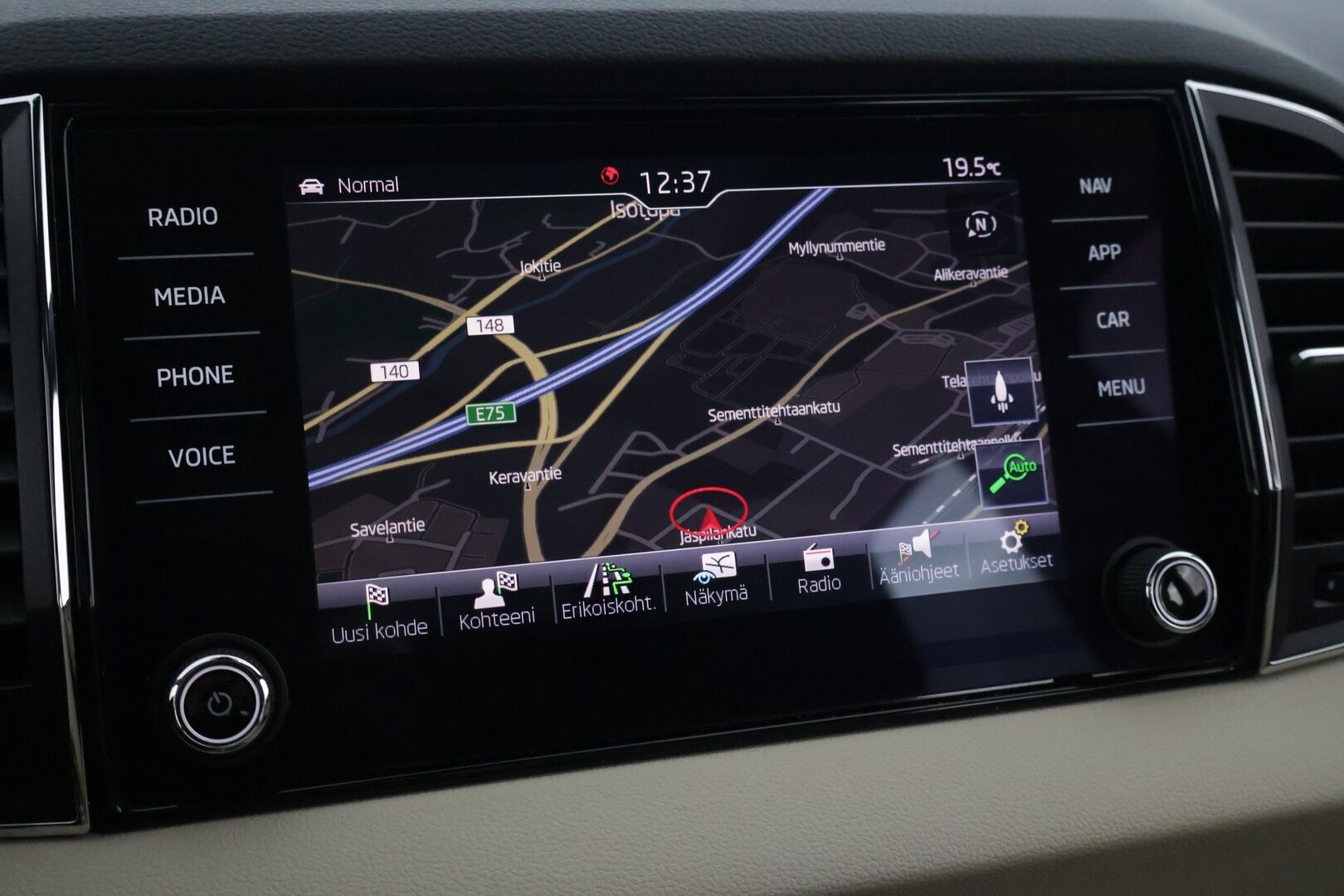 Skoda Karoq 2020 Skoda Karoq 1.5 TSI DSG Exclusive / Webasto / ACC / Koukku / Navi / Panorama / Siisti! - Suomi auto / P-kamera / Tutkat / LEDIT / Nahkasisusta / Smartlink / 2 x hyvät renkaat / Webasto / Nahkasisusta