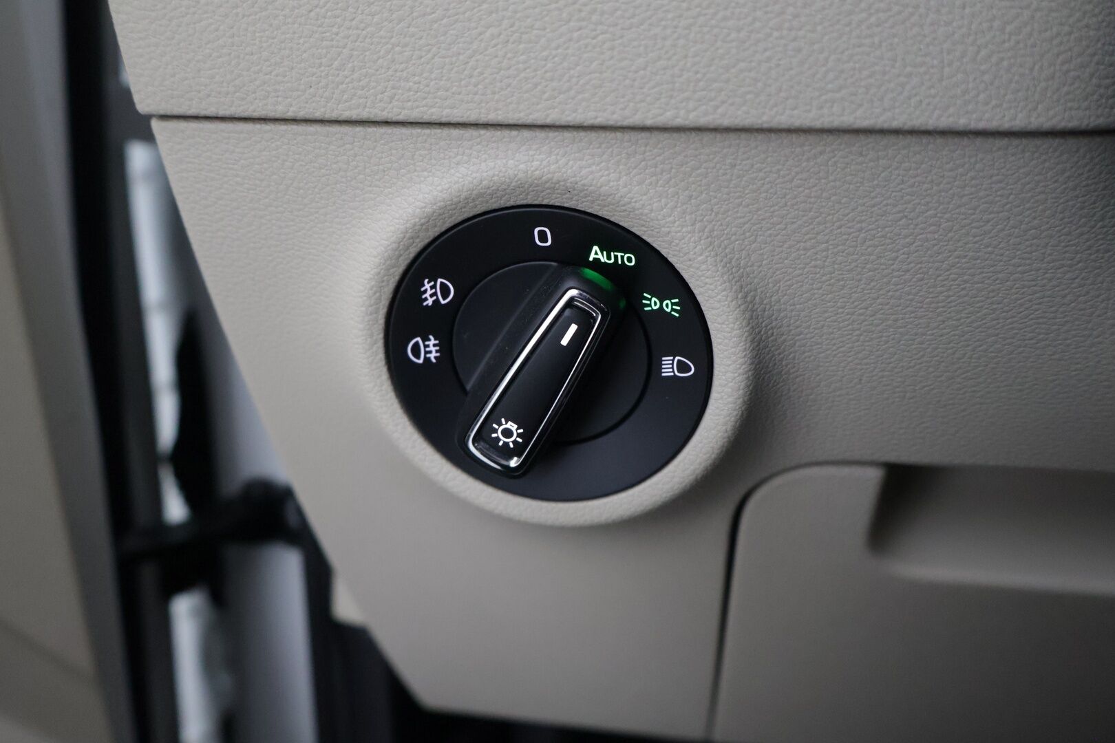 Skoda Karoq 2020 Skoda Karoq 1.5 TSI DSG Exclusive / Webasto / ACC / Koukku / Navi / Panorama / Siisti! - Suomi auto / P-kamera / Tutkat / LEDIT / Nahkasisusta / Smartlink / 2 x hyvät renkaat / Webasto / Nahkasisusta