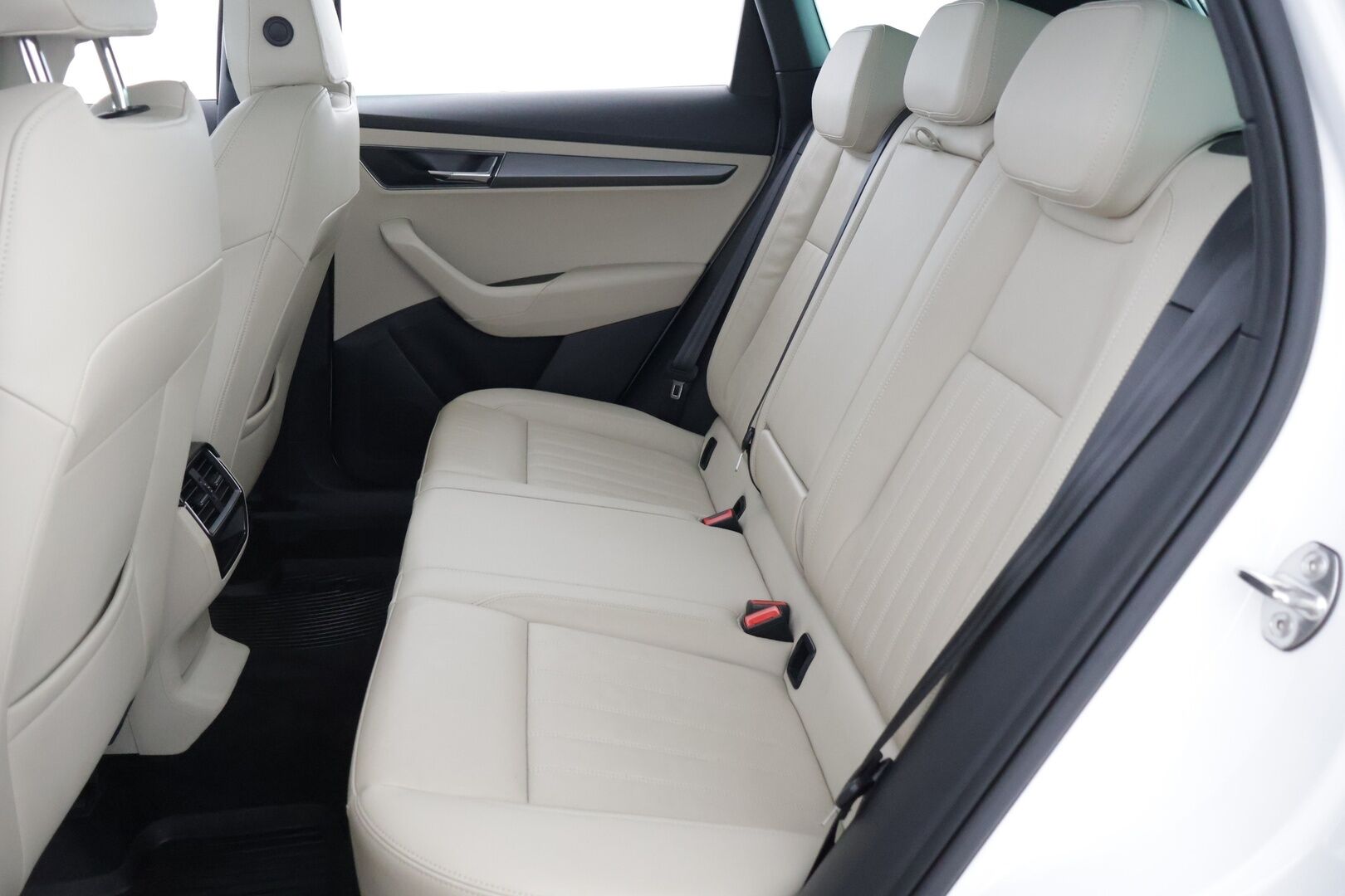 Skoda Karoq 2020 Skoda Karoq 1.5 TSI DSG Exclusive / Webasto / ACC / Koukku / Navi / Panorama / Siisti! - Suomi auto / P-kamera / Tutkat / LEDIT / Nahkasisusta / Smartlink / 2 x hyvät renkaat / Webasto / Nahkasisusta