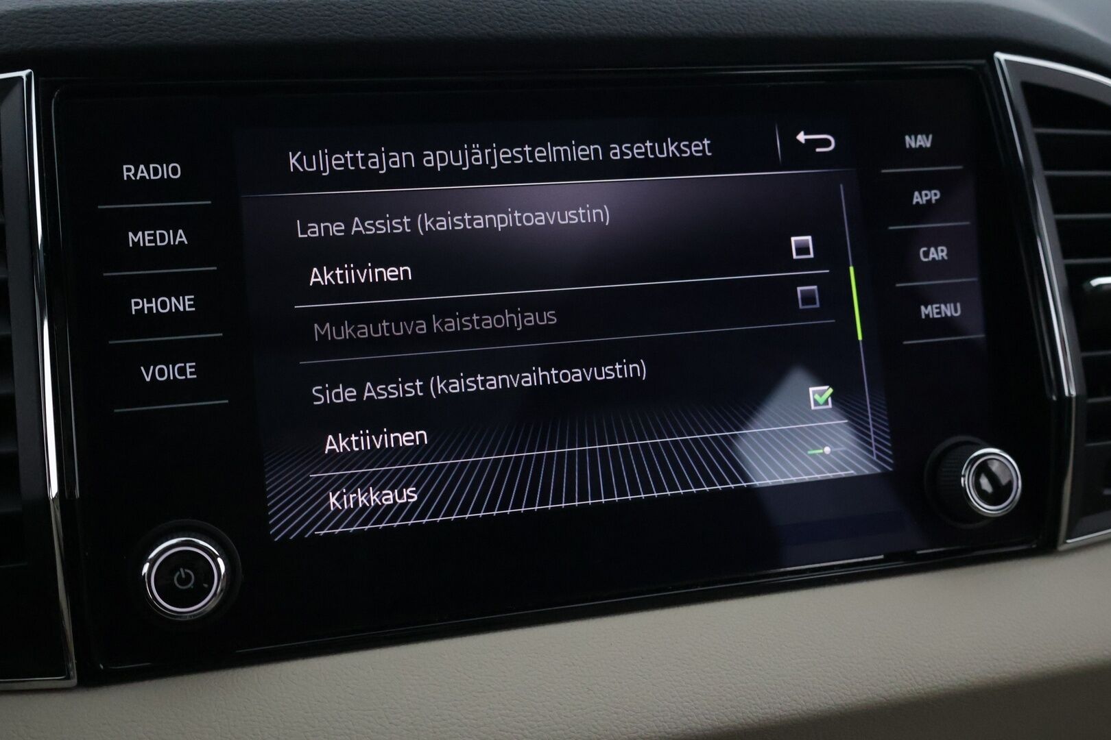 Skoda Karoq 2020 Skoda Karoq 1.5 TSI DSG Exclusive / Webasto / ACC / Koukku / Navi / Panorama / Siisti! - Suomi auto / P-kamera / Tutkat / LEDIT / Nahkasisusta / Smartlink / 2 x hyvät renkaat / Webasto / Nahkasisusta