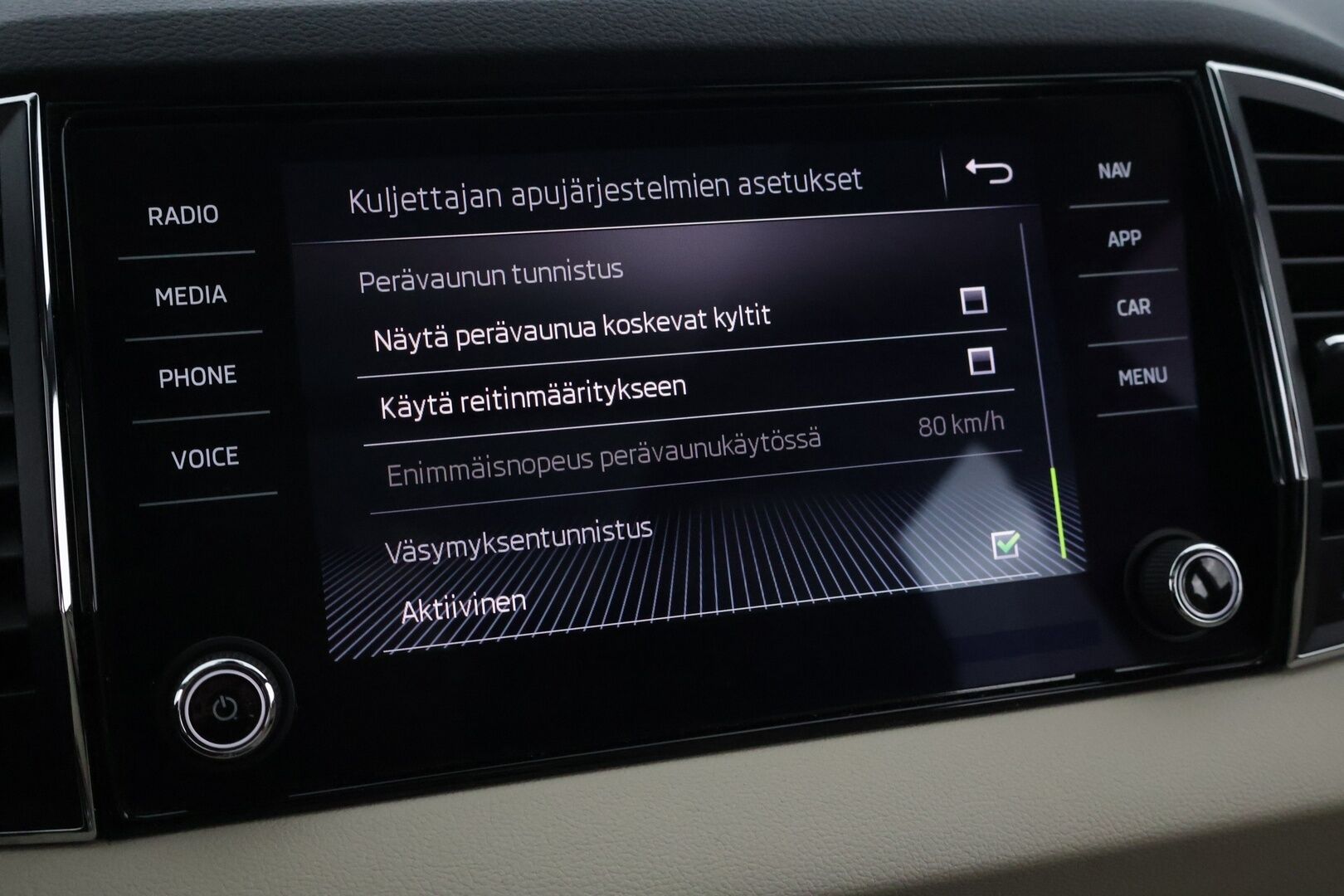 Skoda Karoq 2020 Skoda Karoq 1.5 TSI DSG Exclusive / Webasto / ACC / Koukku / Navi / Panorama / Siisti! - Suomi auto / P-kamera / Tutkat / LEDIT / Nahkasisusta / Smartlink / 2 x hyvät renkaat / Webasto / Nahkasisusta