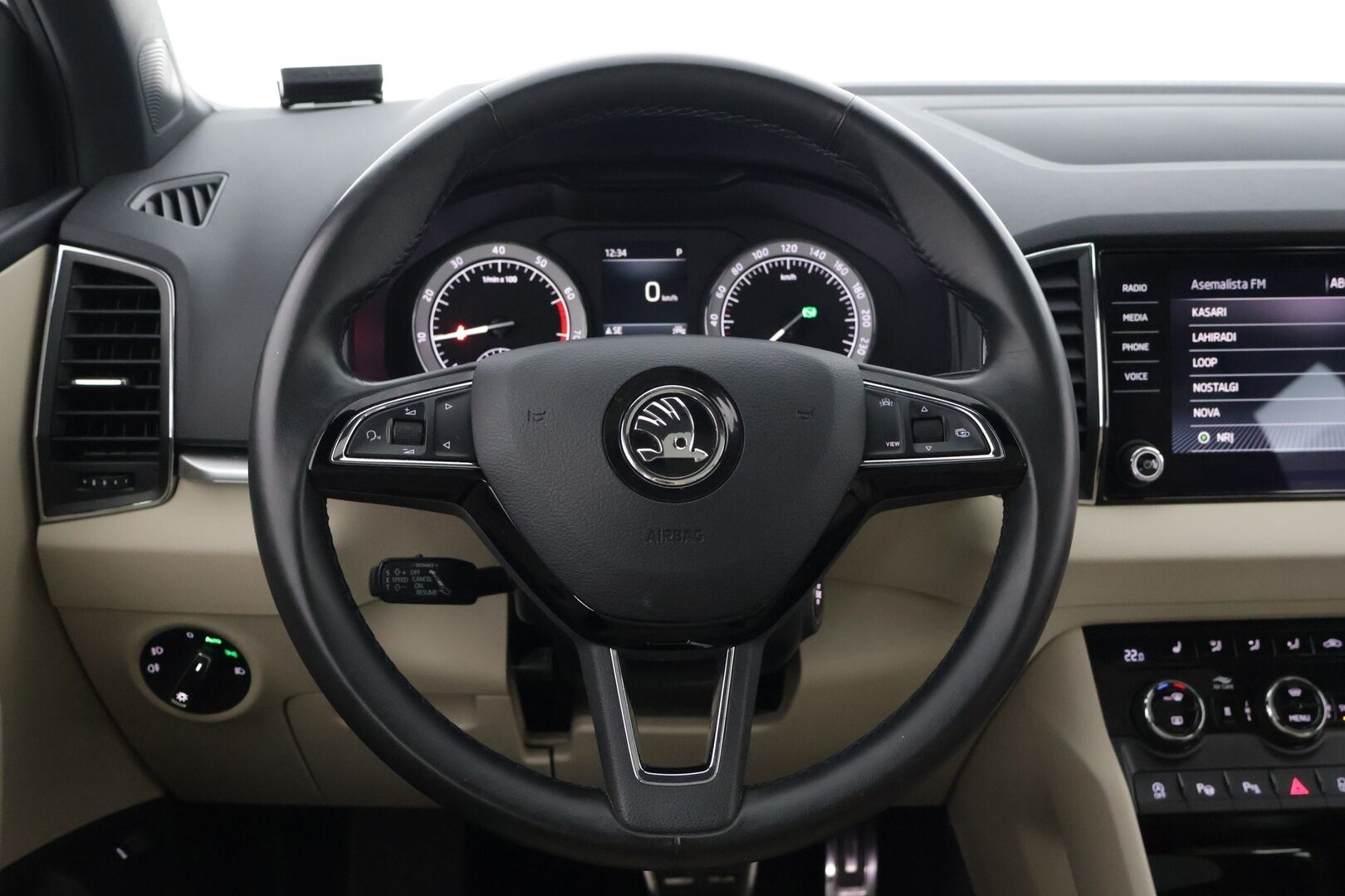 Skoda Karoq 2020 Skoda Karoq 1.5 TSI DSG Exclusive / Webasto / ACC / Koukku / Navi / Panorama / Siisti! - Suomi auto / P-kamera / Tutkat / LEDIT / Nahkasisusta / Smartlink / 2 x hyvät renkaat / Webasto / Nahkasisusta