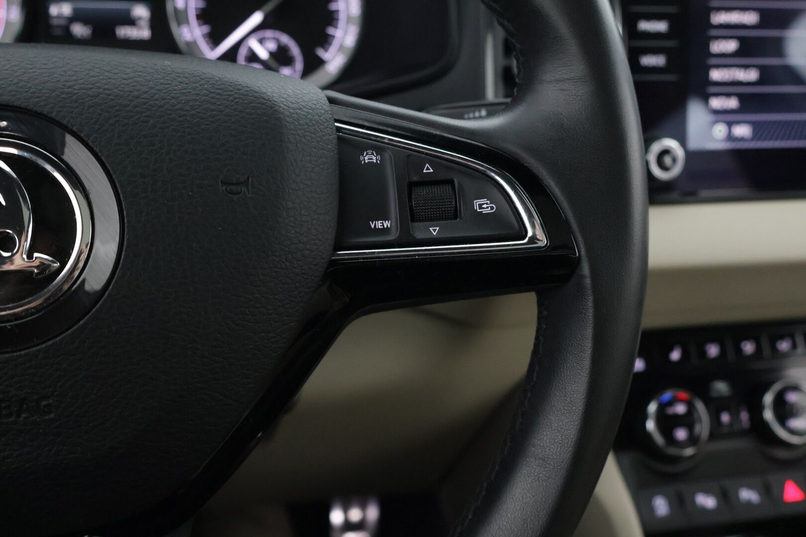 Skoda Karoq 2020 Skoda Karoq 1.5 TSI DSG Exclusive / Webasto / ACC / Koukku / Navi / Panorama / Siisti! - Suomi auto / P-kamera / Tutkat / LEDIT / Nahkasisusta / Smartlink / 2 x hyvät renkaat / Webasto / Nahkasisusta