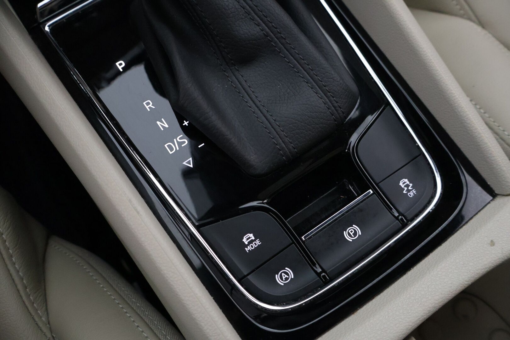 Skoda Karoq 2020 Skoda Karoq 1.5 TSI DSG Exclusive / Webasto / ACC / Koukku / Navi / Panorama / Siisti! - Suomi auto / P-kamera / Tutkat / LEDIT / Nahkasisusta / Smartlink / 2 x hyvät renkaat / Webasto / Nahkasisusta