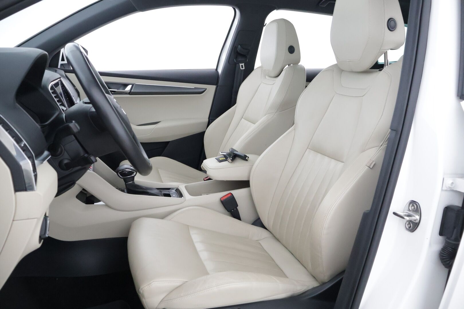 Skoda Karoq 2020 Skoda Karoq 1.5 TSI DSG Exclusive / Webasto / ACC / Koukku / Navi / Panorama / Siisti! - Suomi auto / P-kamera / Tutkat / LEDIT / Nahkasisusta / Smartlink / 2 x hyvät renkaat / Webasto / Nahkasisusta
