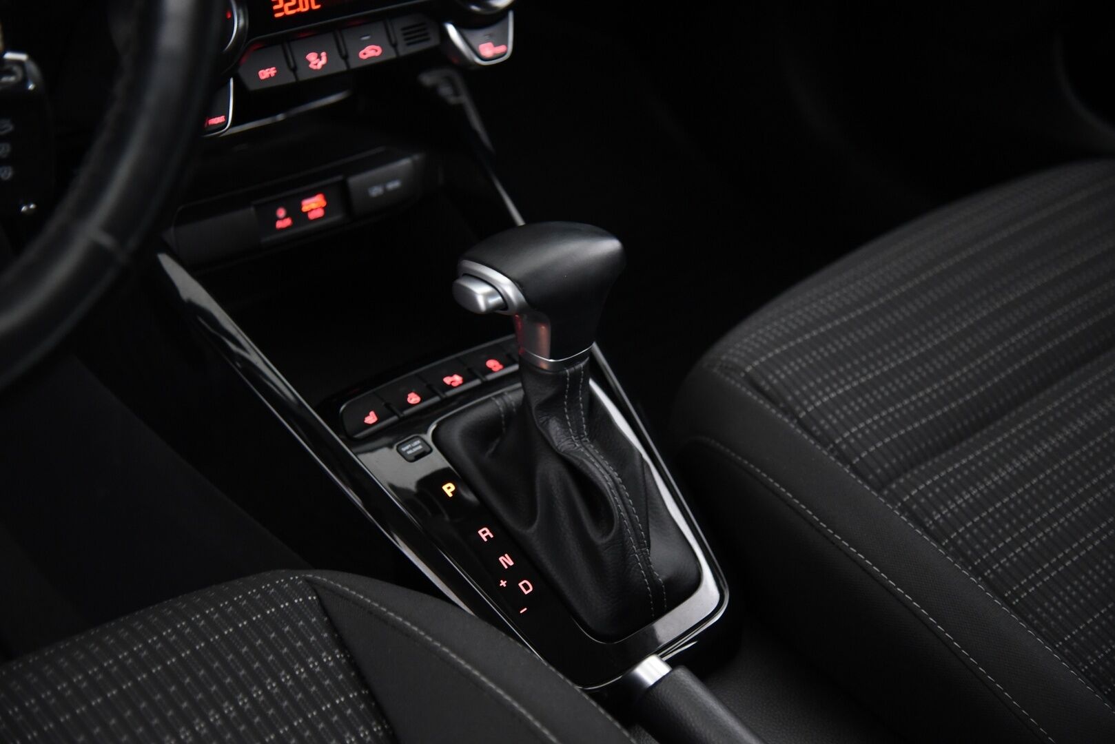 Kia Stonic 2020 1,0 T-GDI ISG 120hv EX DCT EcoDynamics / P-Kamera / Lohko + sis. pistoke / Apple&Android / Ratinlämmitys - Merkkihuollettu Suomi-Auto