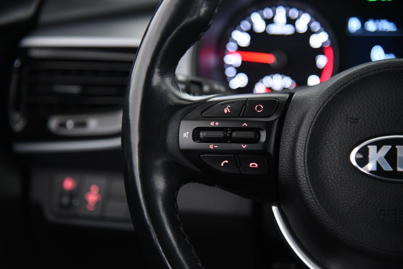 Kia Stonic 2020 1,0 T-GDI ISG 120hv EX DCT EcoDynamics / P-Kamera / Lohko + sis. pistoke / Apple&Android / Ratinlämmitys - Merkkihuollettu Suomi-Auto