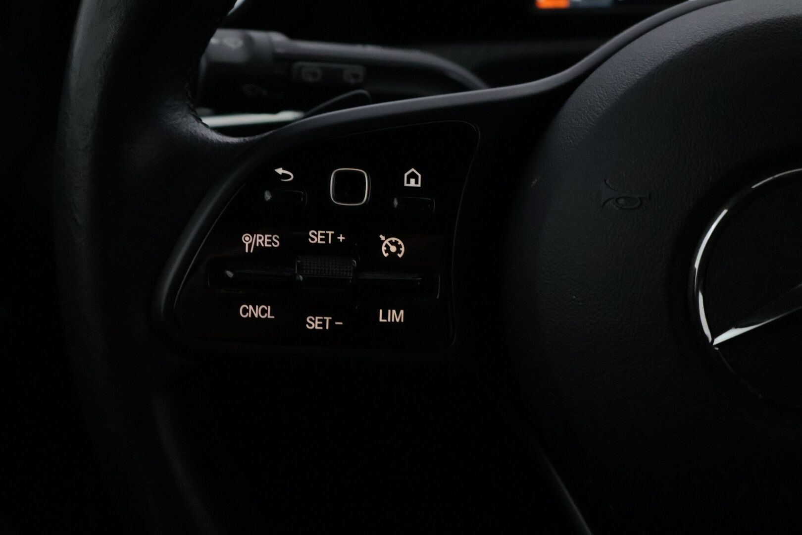 Mercedes-Benz A 2020 180 d A Business Style * Suomi-auto / Webasto / Koukku / P. kamera / Adapt. LED / Vakkari / Puolinahat / Mustasisäkatto* - Taloudellinen pikkumersu hyvillä varusteilla / 2 Alkuperäiset alumiini vanteet hyvillä renkailla / Ajastettava Webasto