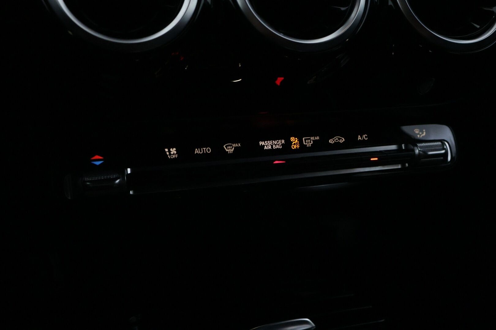 Mercedes-Benz A 2020 180 d A Business Style * Suomi-auto / Webasto / Koukku / P. kamera / Adapt. LED / Vakkari / Puolinahat / Mustasisäkatto* - Taloudellinen pikkumersu hyvillä varusteilla / 2 Alkuperäiset alumiini vanteet hyvillä renkailla / Ajastettava Webasto