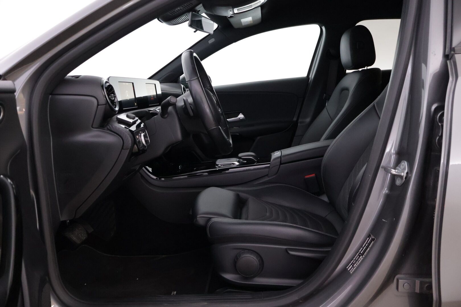 Mercedes-Benz A 2020 180 d A Business Style * Suomi-auto / Webasto / Koukku / P. kamera / Adapt. LED / Vakkari / Puolinahat / Mustasisäkatto* - Taloudellinen pikkumersu hyvillä varusteilla / 2 Alkuperäiset alumiini vanteet hyvillä renkailla / Ajastettava Webasto
