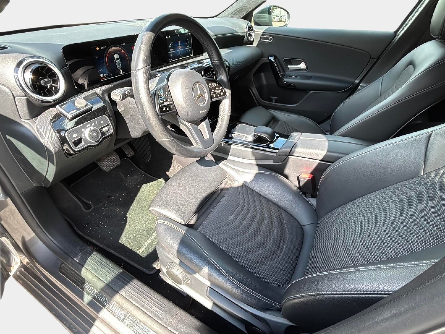 Mercedes-Benz A 2020 180 d A Business Style * Suomi-auto / Webasto / Koukku / P. kamera / Adapt. LED / Vakkari / Puolinahat / Mustasisäkatto* - Taloudellinen pikkumersu hyvillä varusteilla / 2 Alkuperäiset alumiini vanteet hyvillä renkailla / Ajastettava Webasto