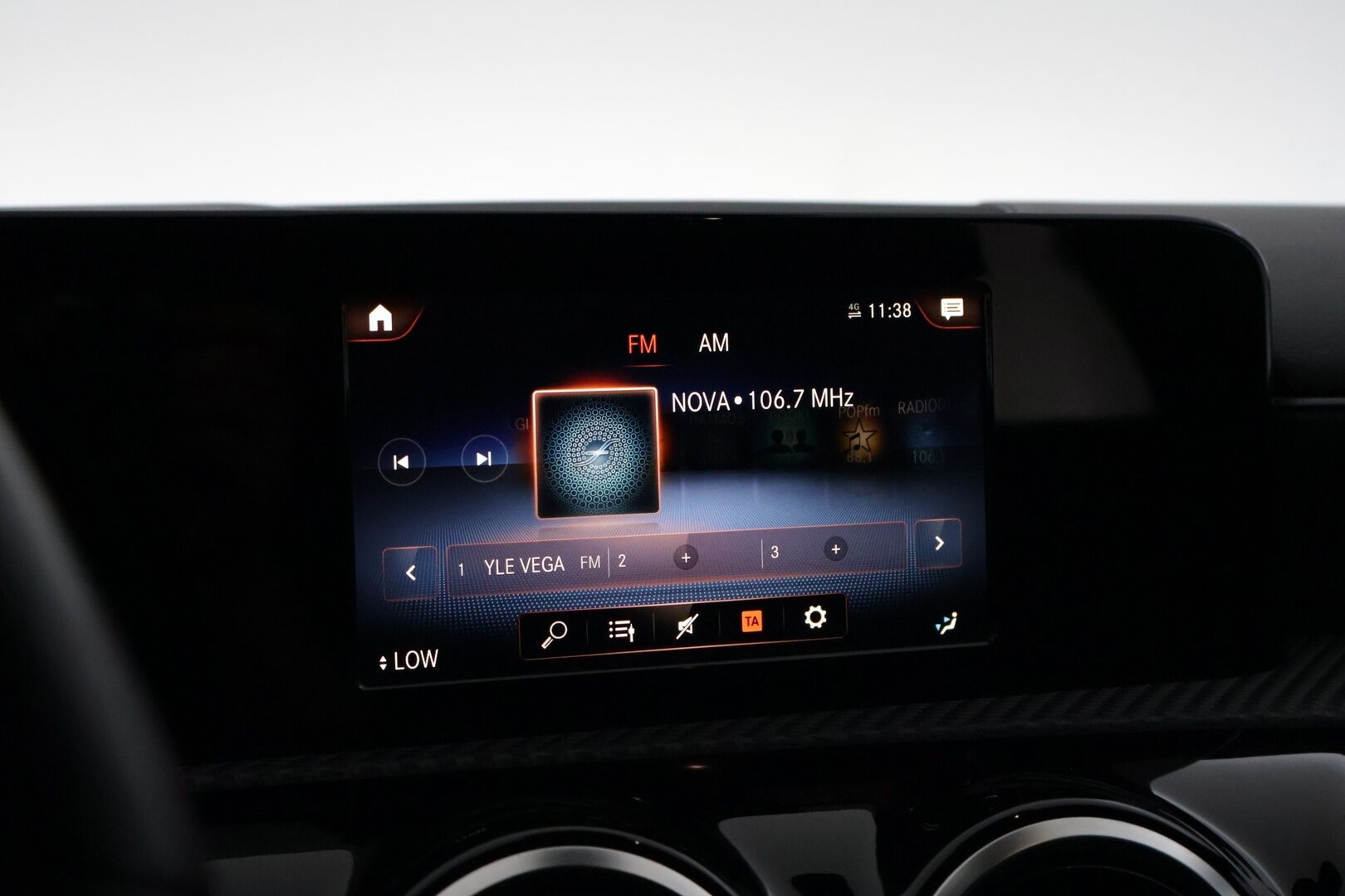 Mercedes-Benz A 2020 180 d A Business Style * Suomi-auto / Webasto / Koukku / P. kamera / Adapt. LED / Vakkari / Puolinahat / Mustasisäkatto* - Taloudellinen pikkumersu hyvillä varusteilla / 2 Alkuperäiset alumiini vanteet hyvillä renkailla / Ajastettava Webasto