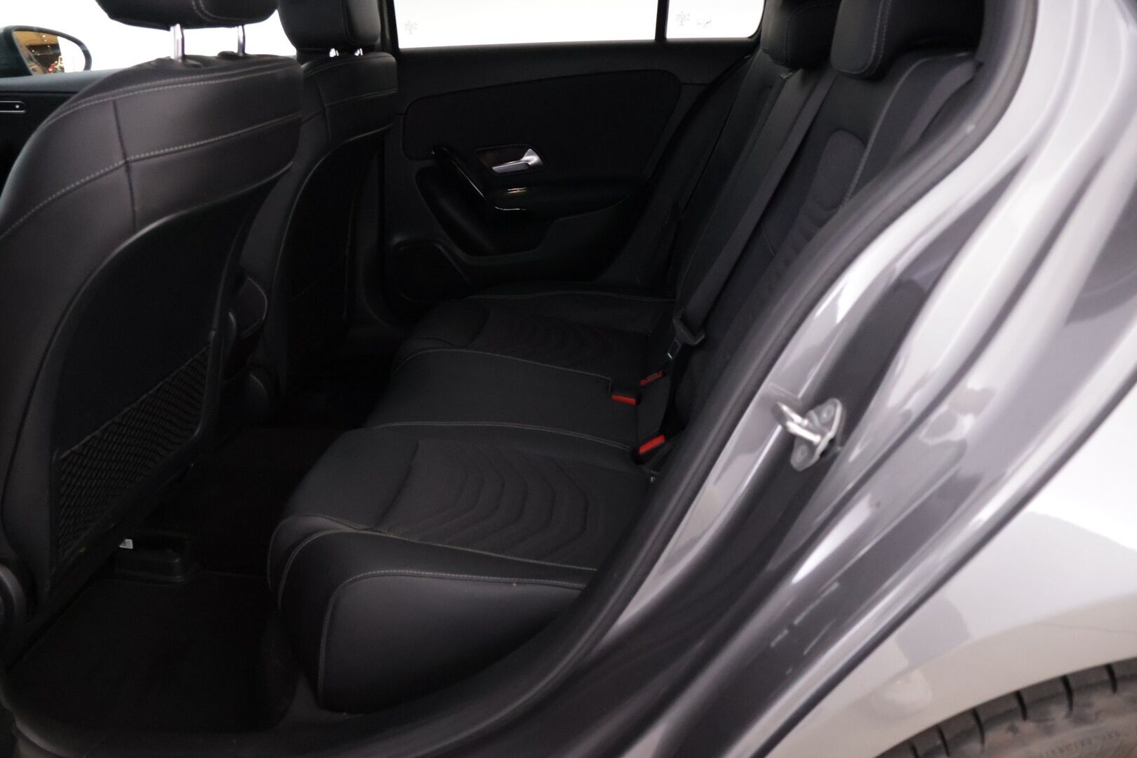 Mercedes-Benz A 2020 180 d A Business Style * Suomi-auto / Webasto / Koukku / P. kamera / Adapt. LED / Vakkari / Puolinahat / Mustasisäkatto* - Taloudellinen pikkumersu hyvillä varusteilla / 2 Alkuperäiset alumiini vanteet hyvillä renkailla / Ajastettava Webasto